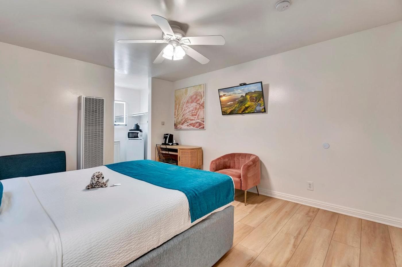 Santa Monica Hotel — 7