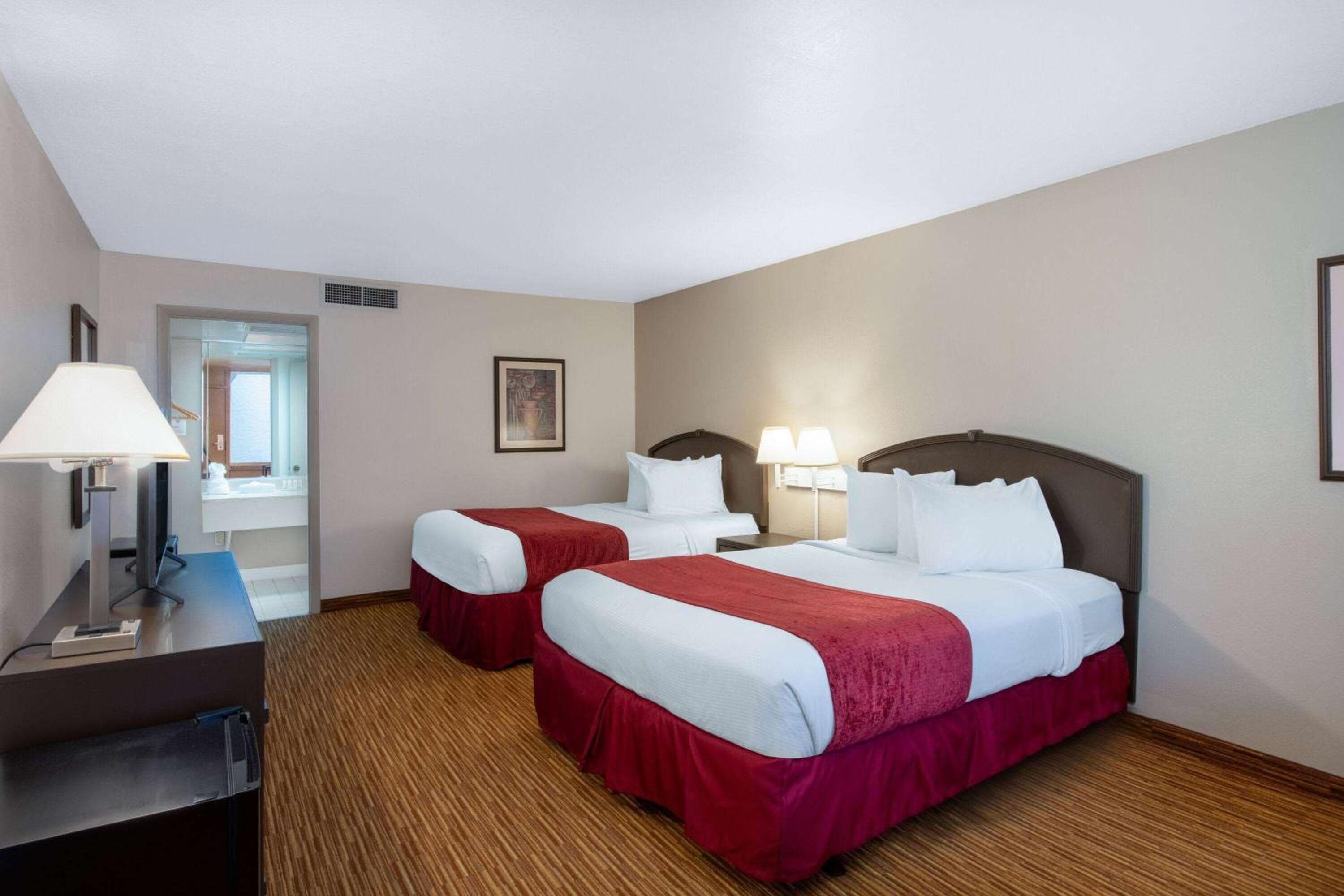 Ramada by Wyndham Kissimmee Gateway - Free Theme Park Shuttle — 25