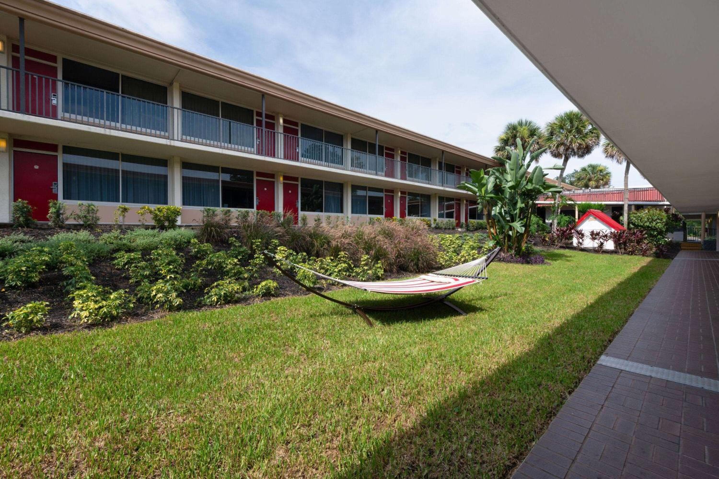 Ramada by Wyndham Kissimmee Gateway - Free Theme Park Shuttle — 22