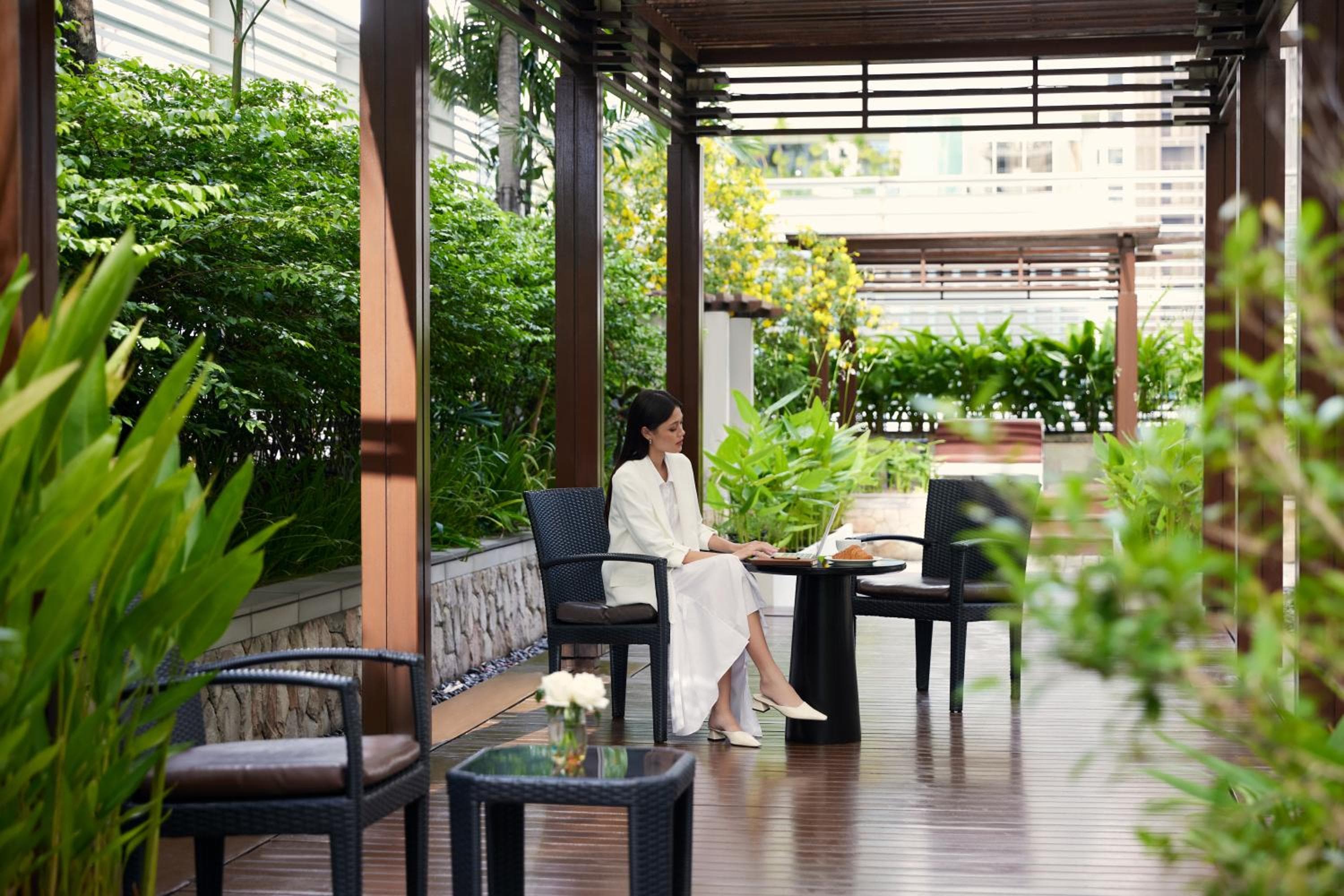Dusit Suites Hotel Ratchadamri, Bangkok — 11