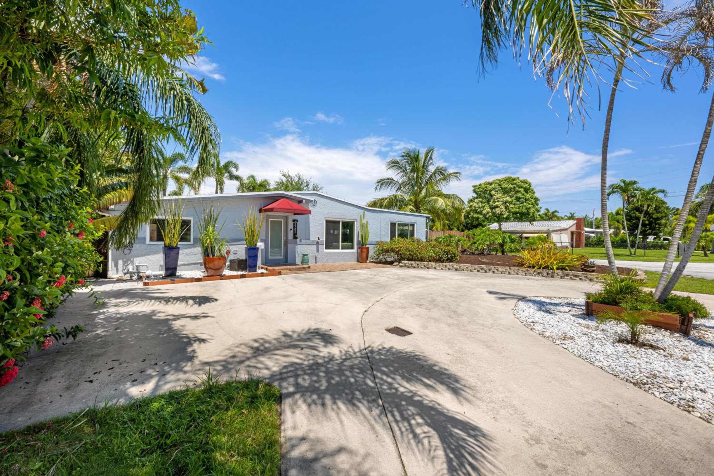 Palms Retreat! Giant Heated Pool-HotTub-FirePit-5Min2Beach-Pets-EV Chgr — 1
