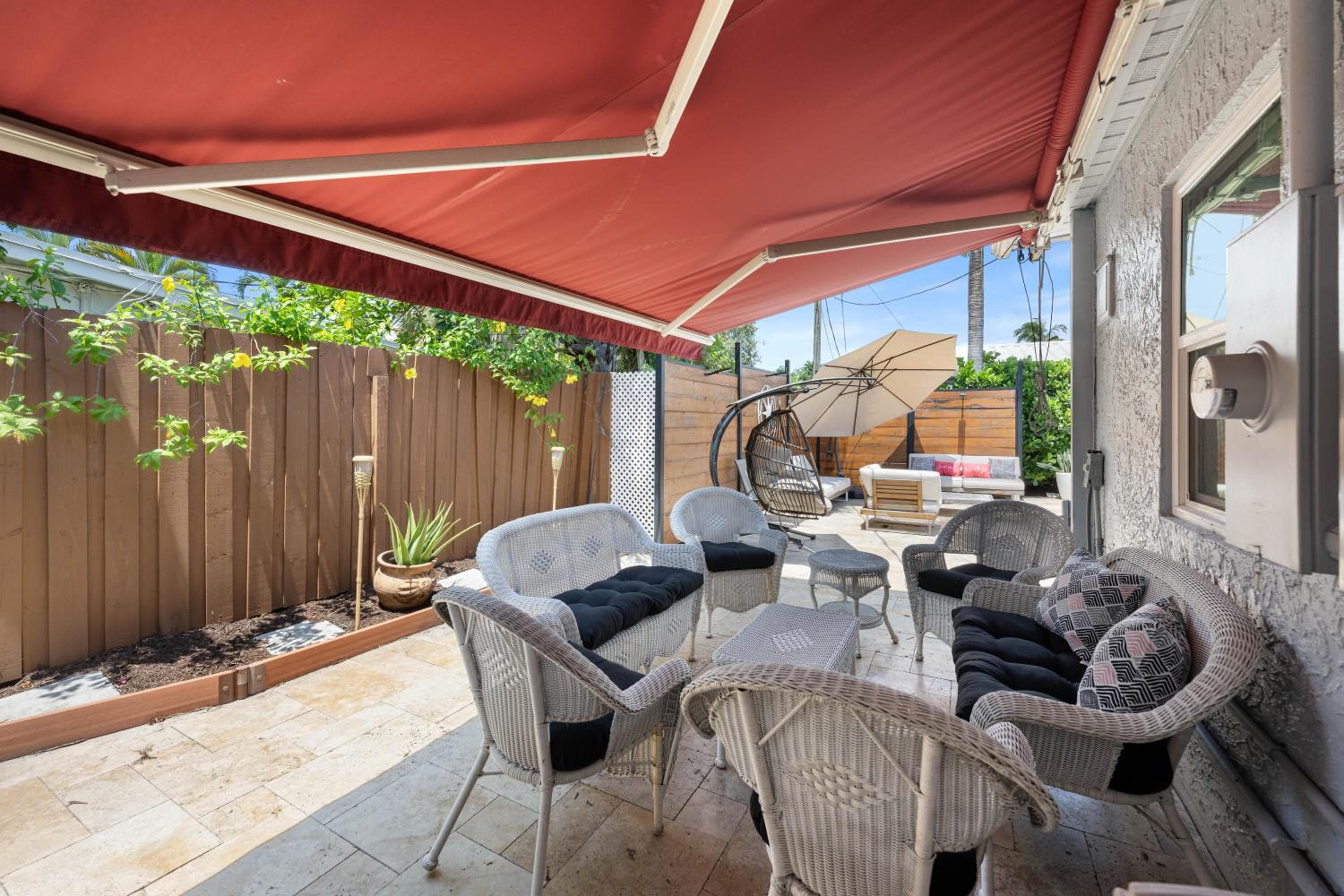Palms Retreat! Giant Heated Pool-HotTub-FirePit-5Min2Beach-Pets-EV Chgr — 2