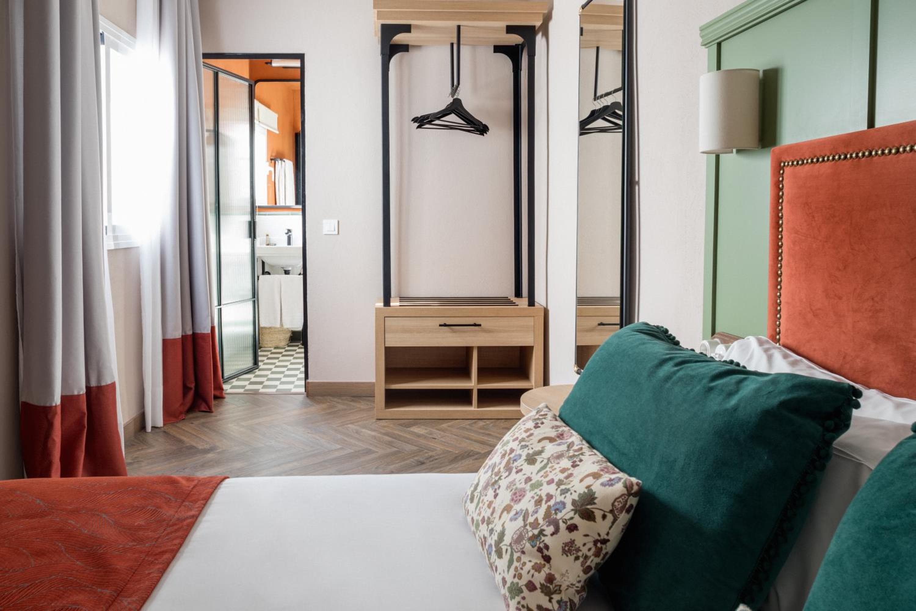 El Hotel Honesto San Pedro — 13