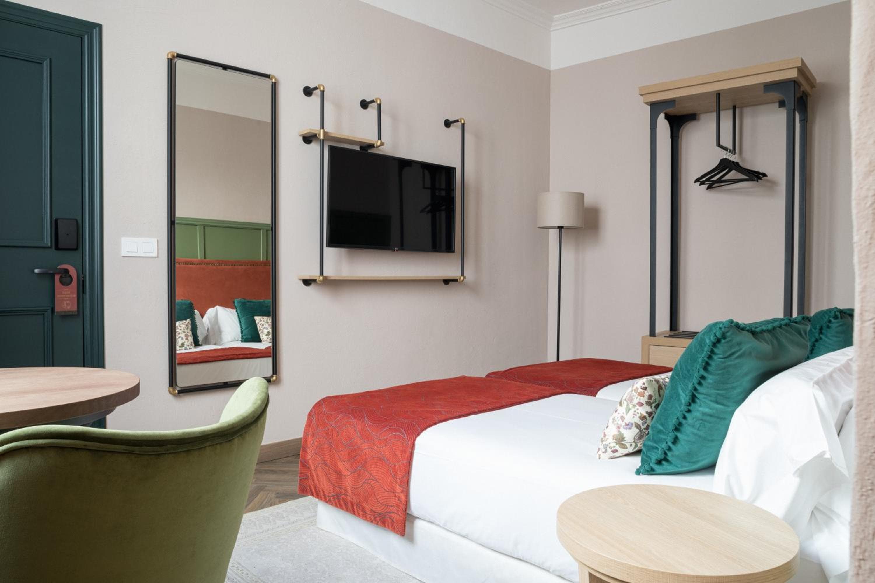 Honest Sevilla Hotel — 4