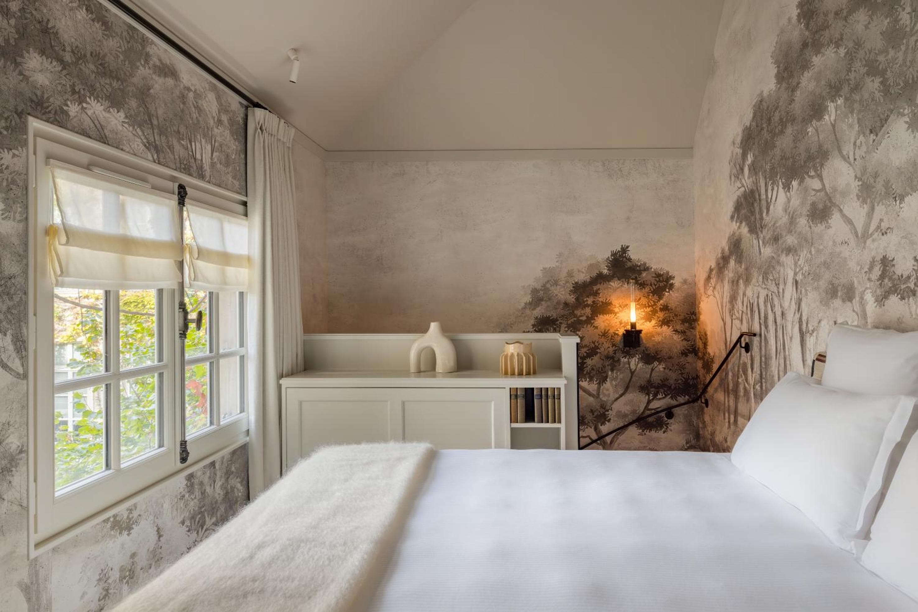 Le Pavillon de la Reine & Spa, Place des Vosges — 2