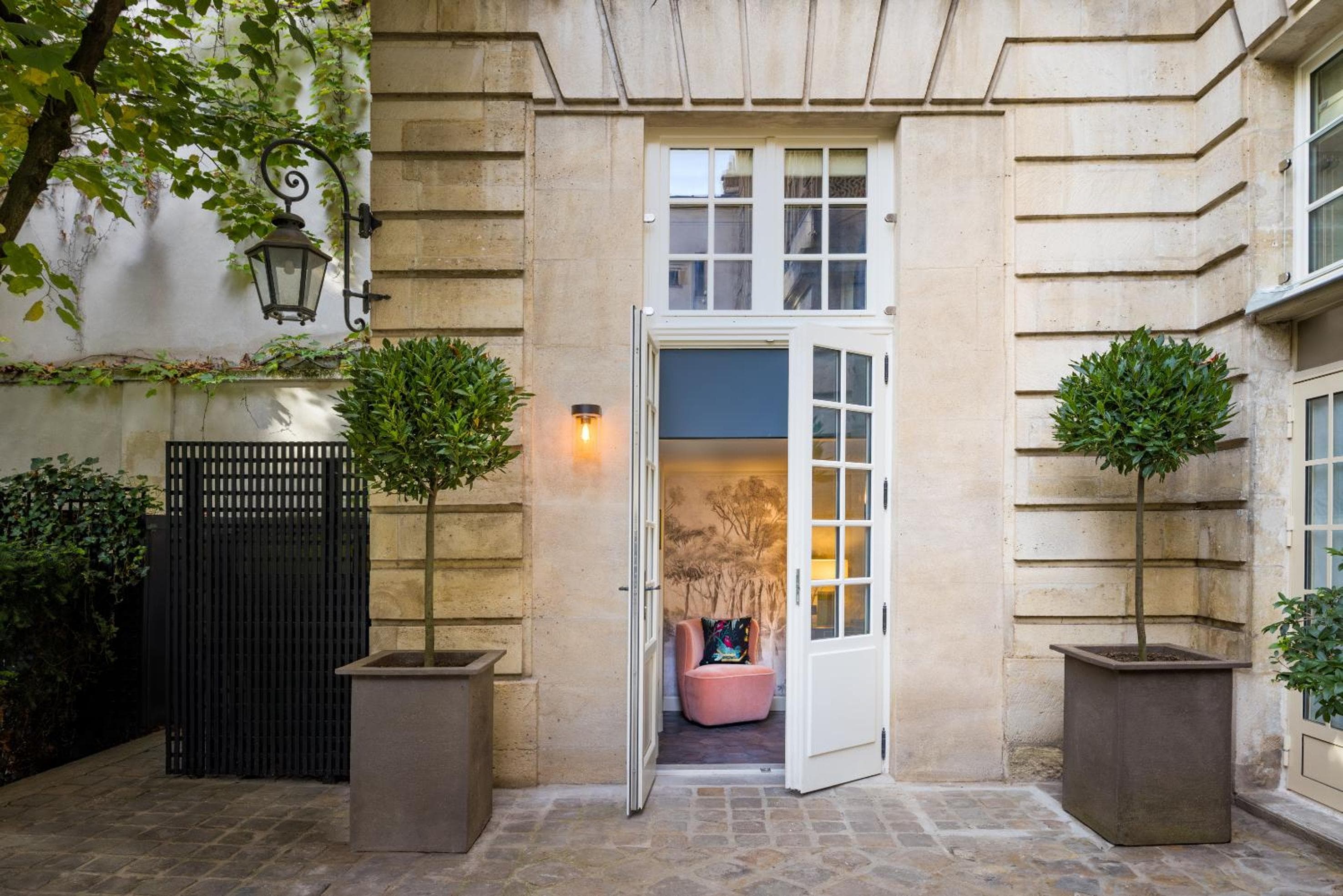 Le Pavillon de la Reine & Spa, Place des Vosges — 30