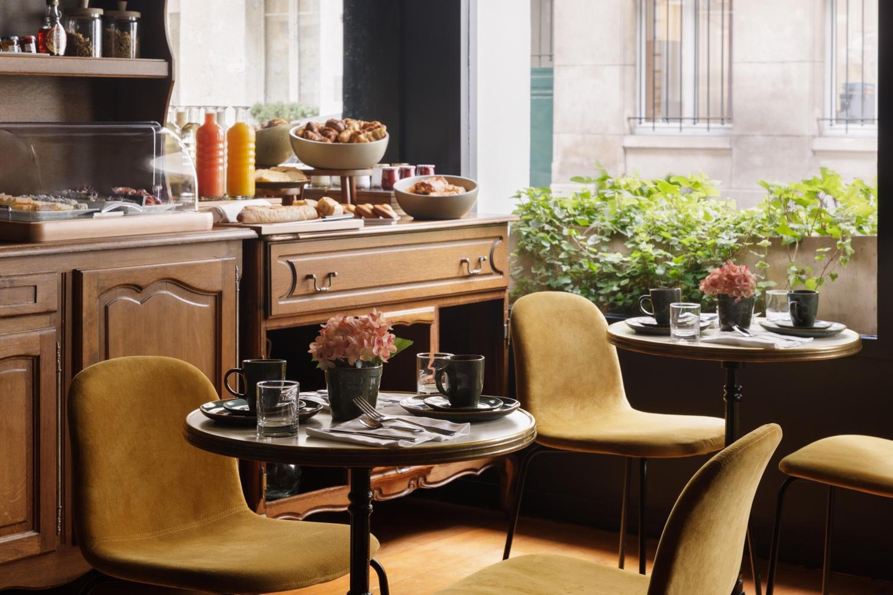 Neues Hotel Republique - Ex Albert's Hotel — 2