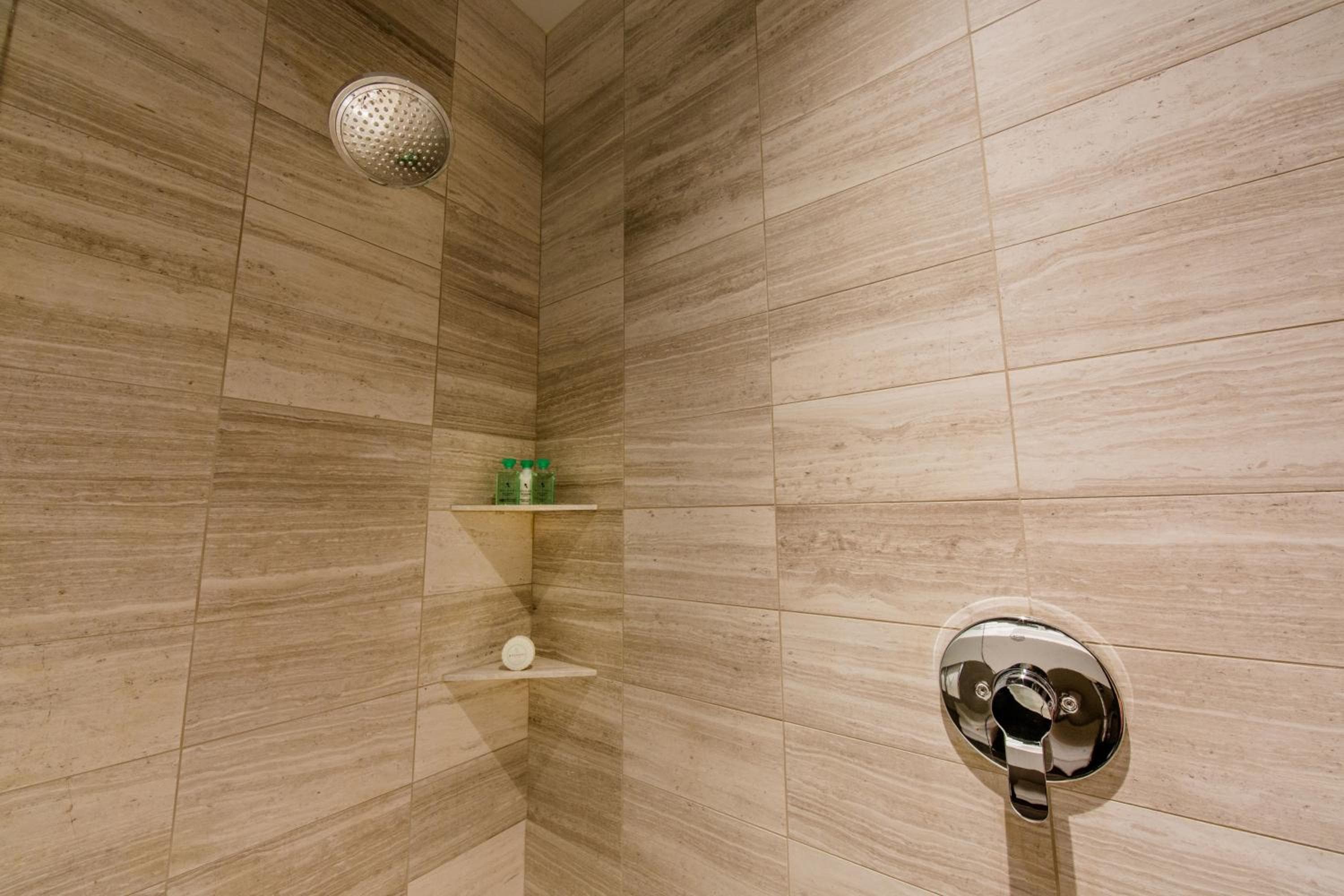 Mosaic Hotel Beverly Hills — 18