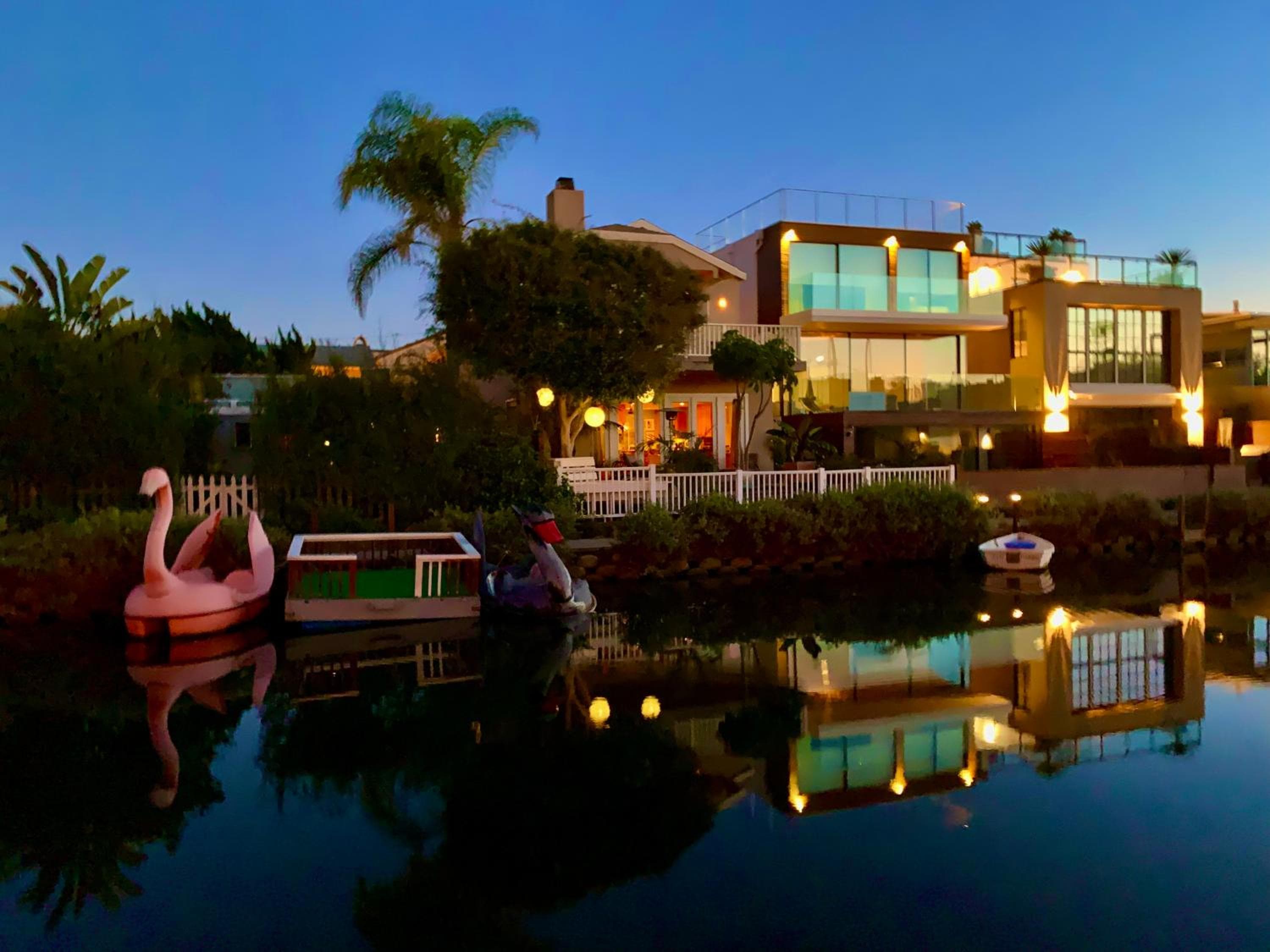 Chic Venice Beach Bungalow Steps from the Canals & Beach — 1