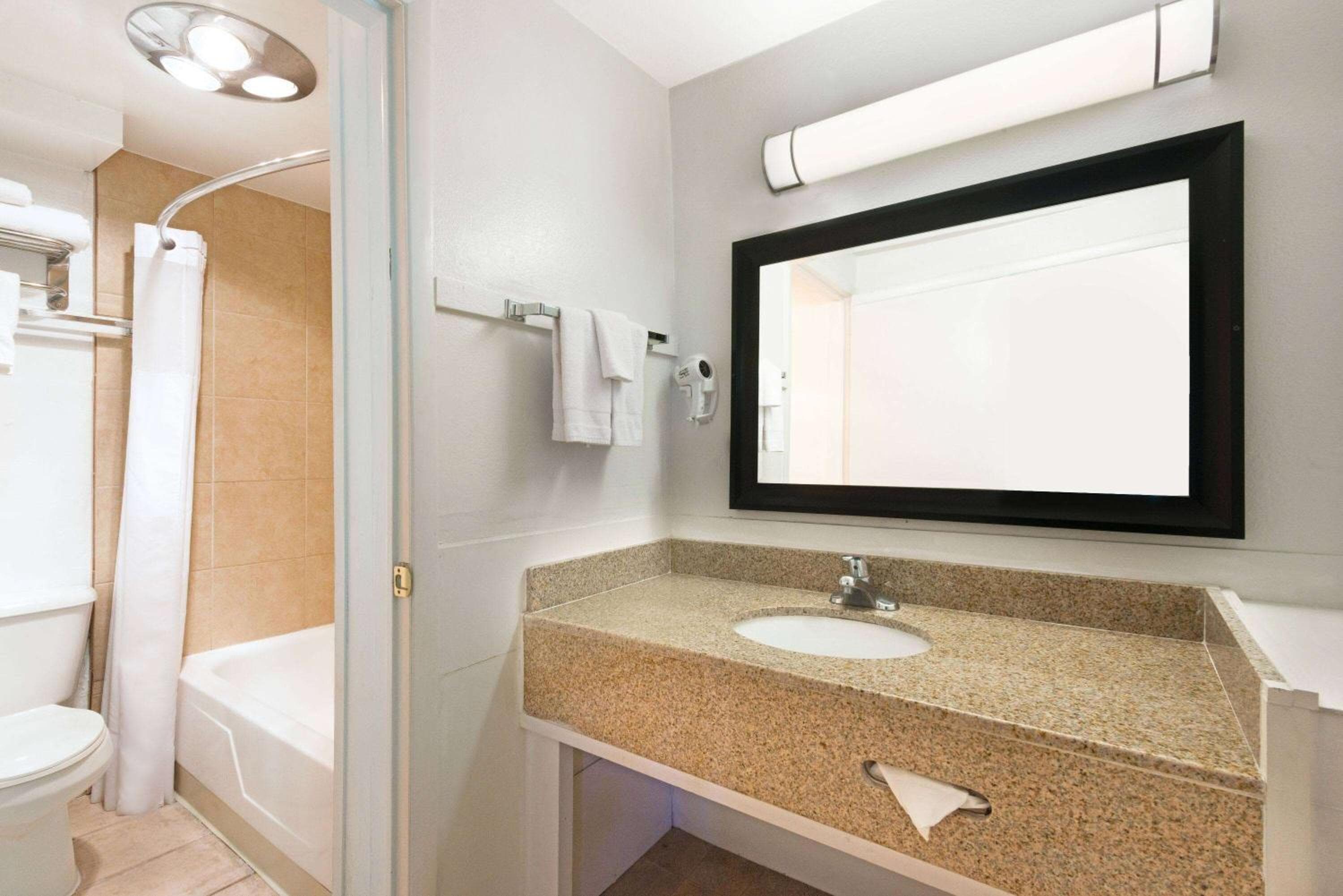 Travelodge by Wyndham Las Vegas NM — 11