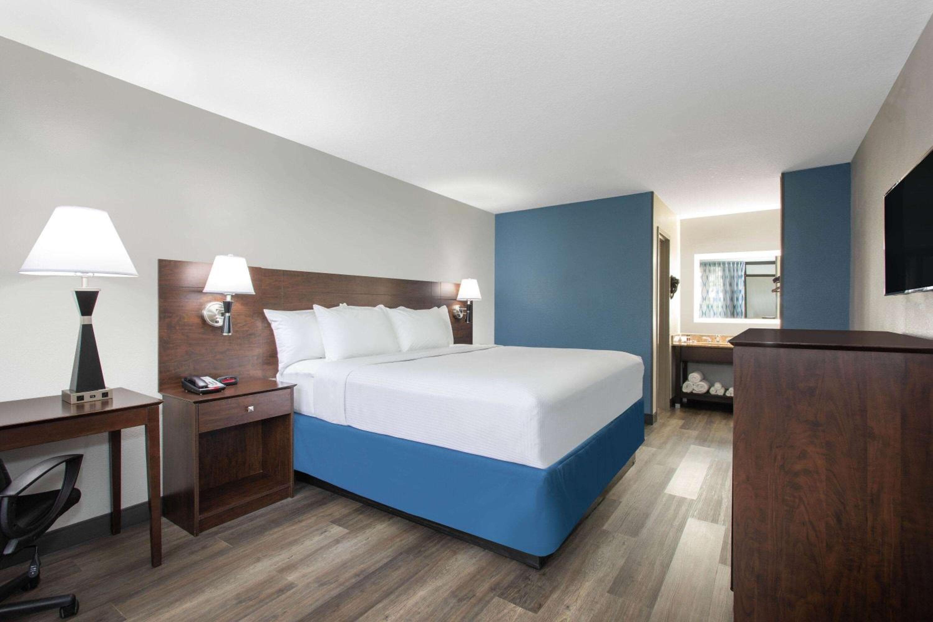 Days Inn by Wyndham Orlando Conv. Center/International Dr — 24