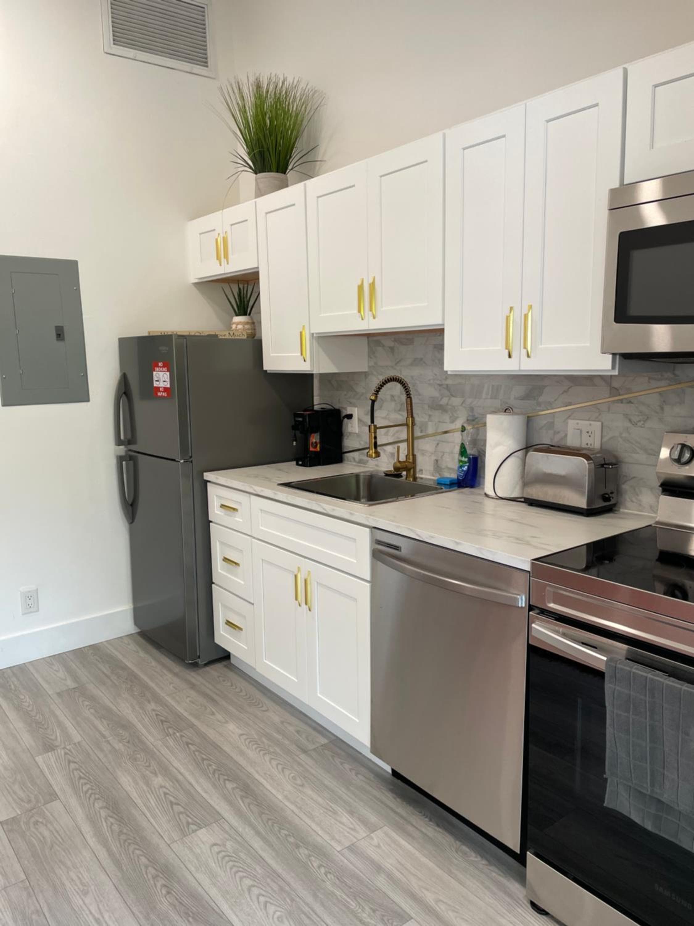 Modern Riverview Apartments — 25