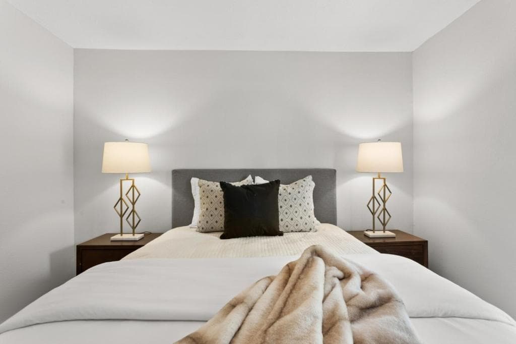UNIVERSITY SERENITY SUITES — 24