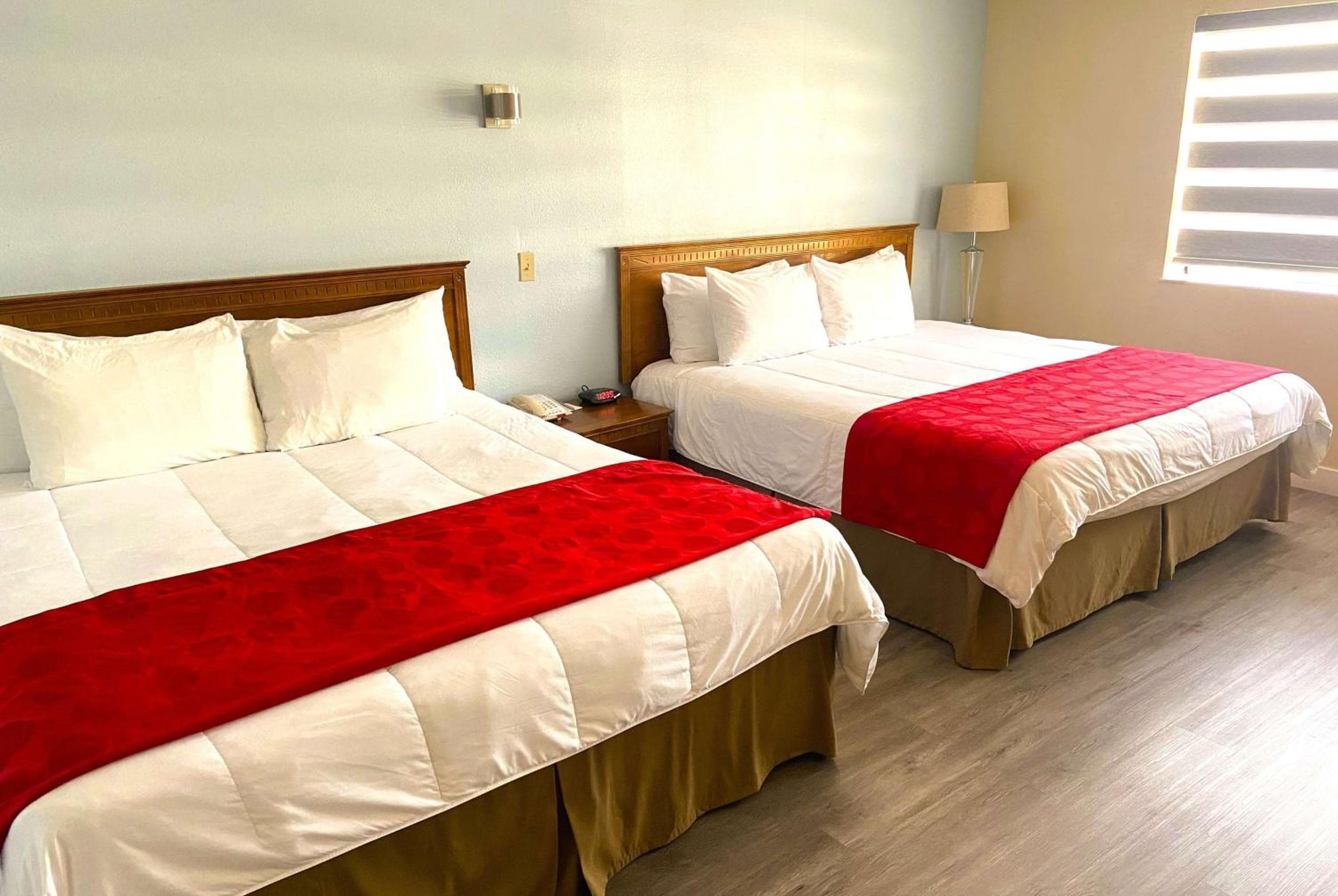 Ramada by Wyndham Los Angeles/Wilshire Center — 5