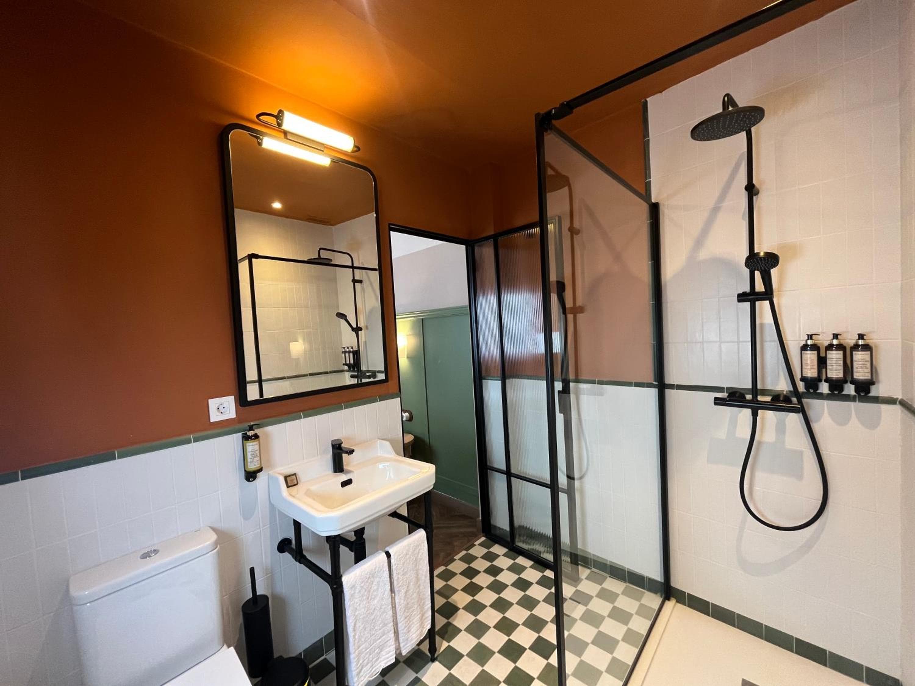 Honest Sevilla Hotel — 14