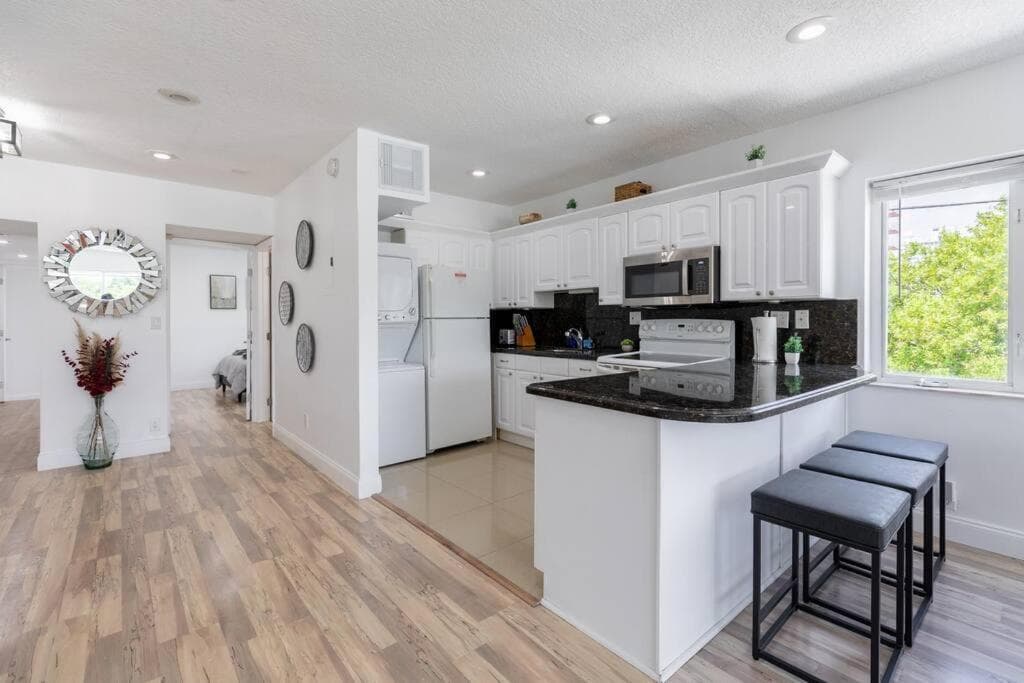 Seaside Escape Steps to Beach, Dining, Shopping and Las Olas! — 21