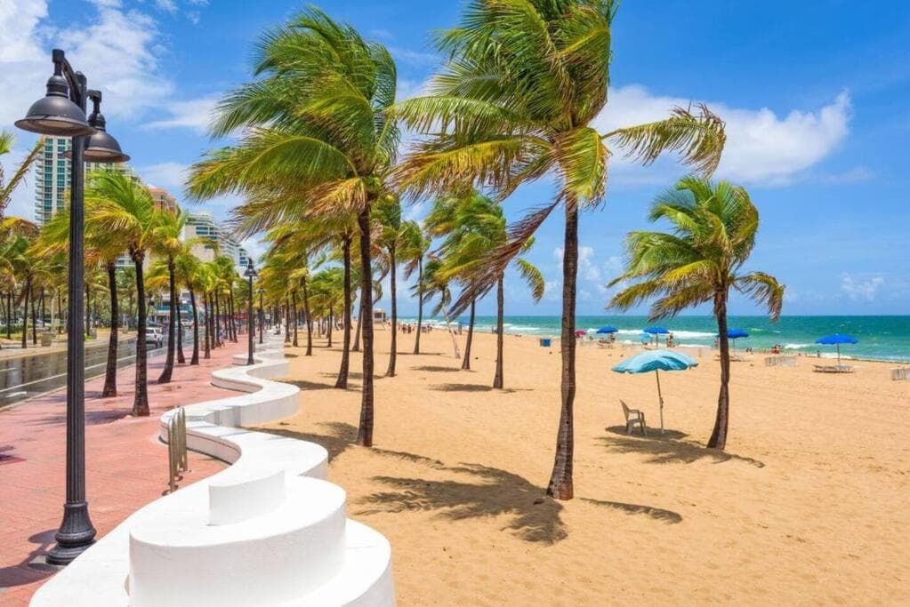 Seaside Escape Steps to Beach, Dining, Shopping and Las Olas! — 19