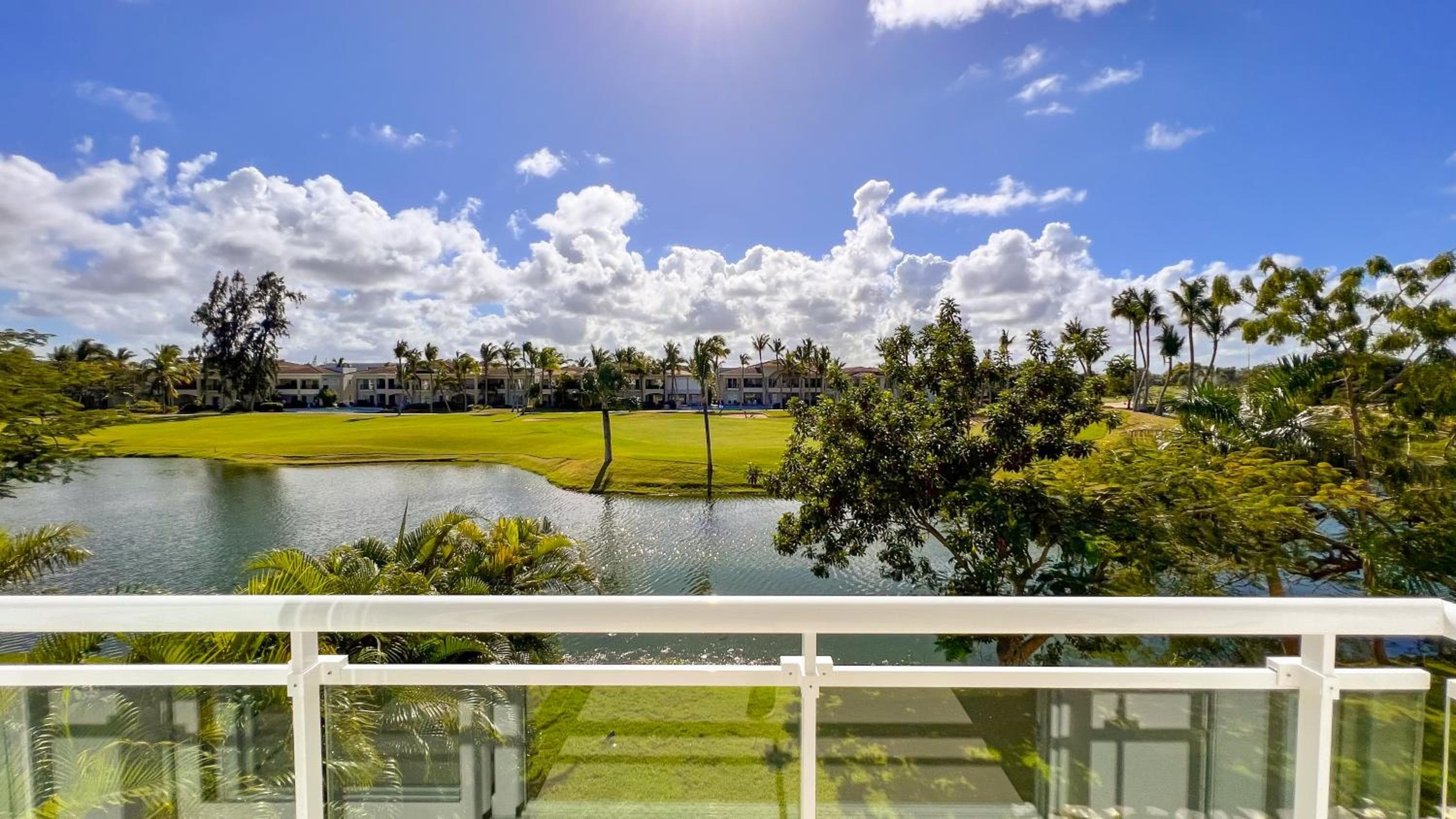 Golf e condominio con vista sul lago vicino alla spiaggia — 1