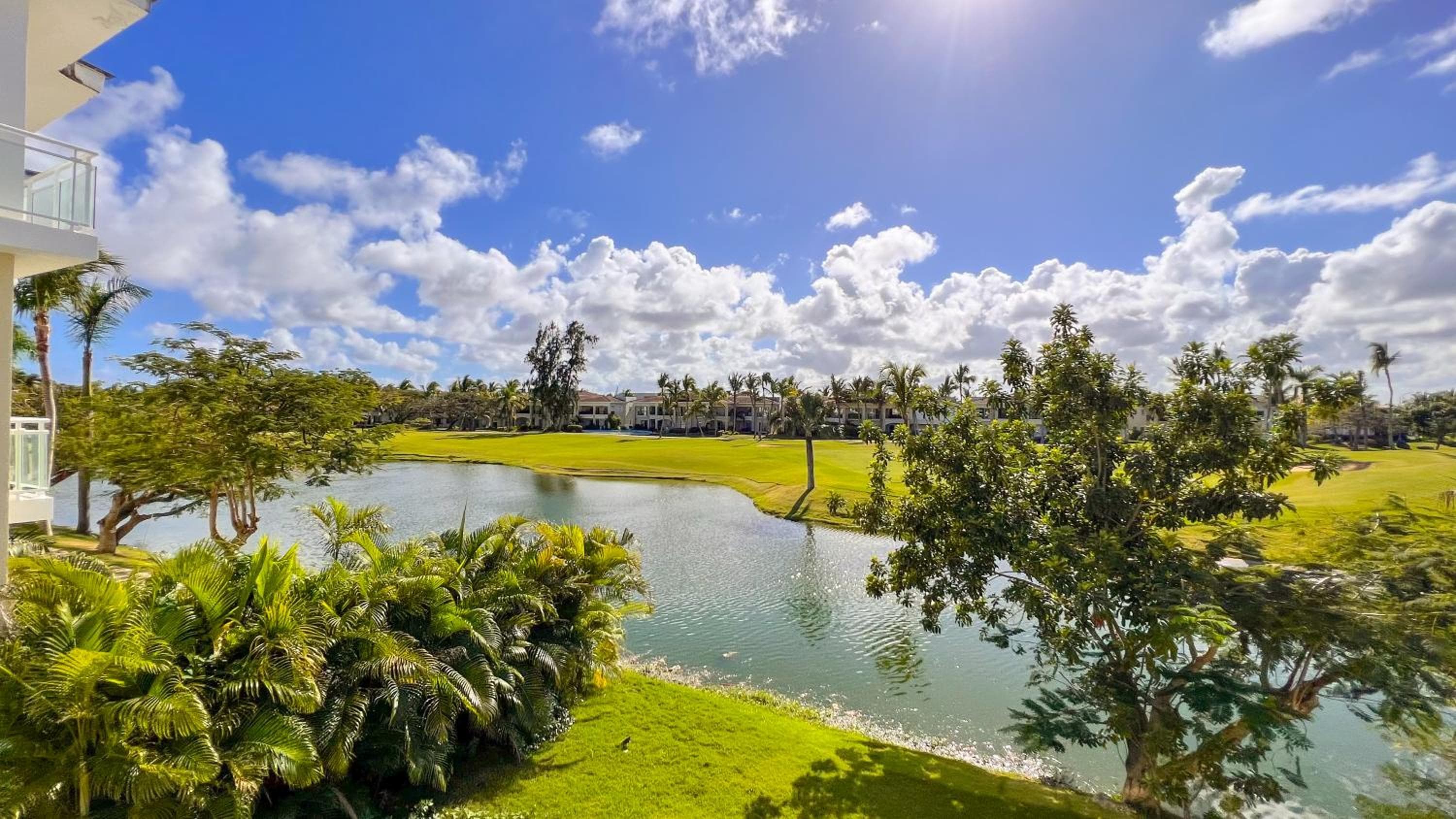 Golf e condominio con vista sul lago vicino alla spiaggia — 2