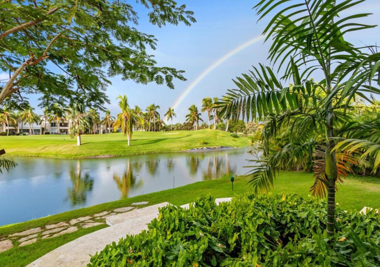 Golf e condominio con vista sul lago vicino alla spiaggia — 3