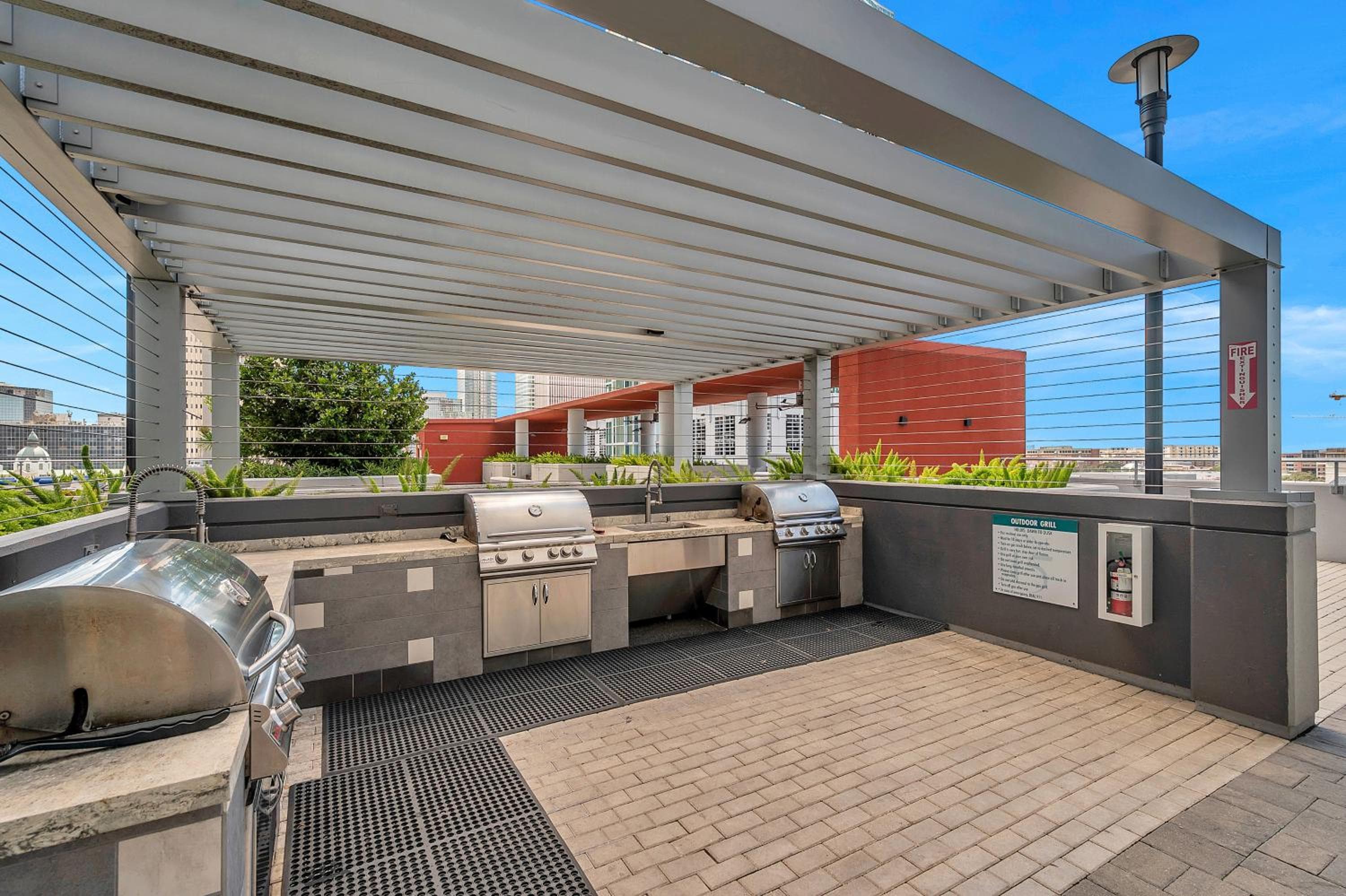 Luxury 1 BR with DEN Downtown Tampa Apt - City Views, Rooftop Pool, Workspace — 24
