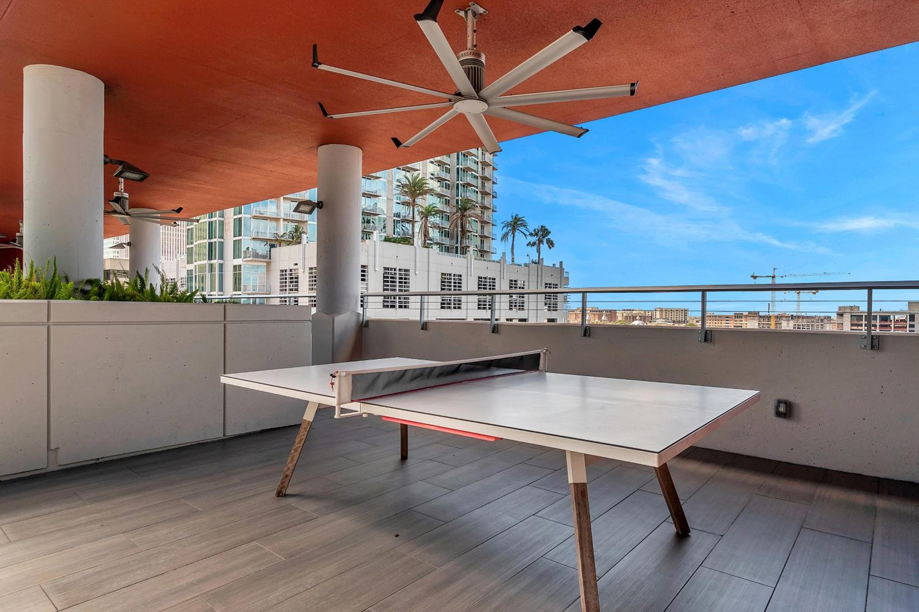 Luxury 1 BR with DEN Downtown Tampa Apt - City Views, Rooftop Pool, Workspace — 29