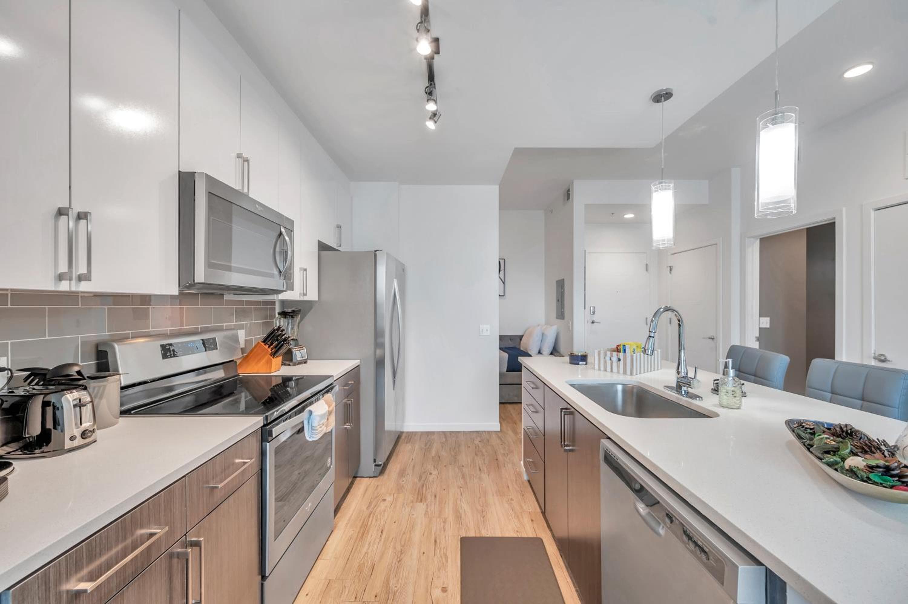 Luxury 1 BR with DEN Downtown Tampa Apt - City Views, Rooftop Pool, Workspace — 14