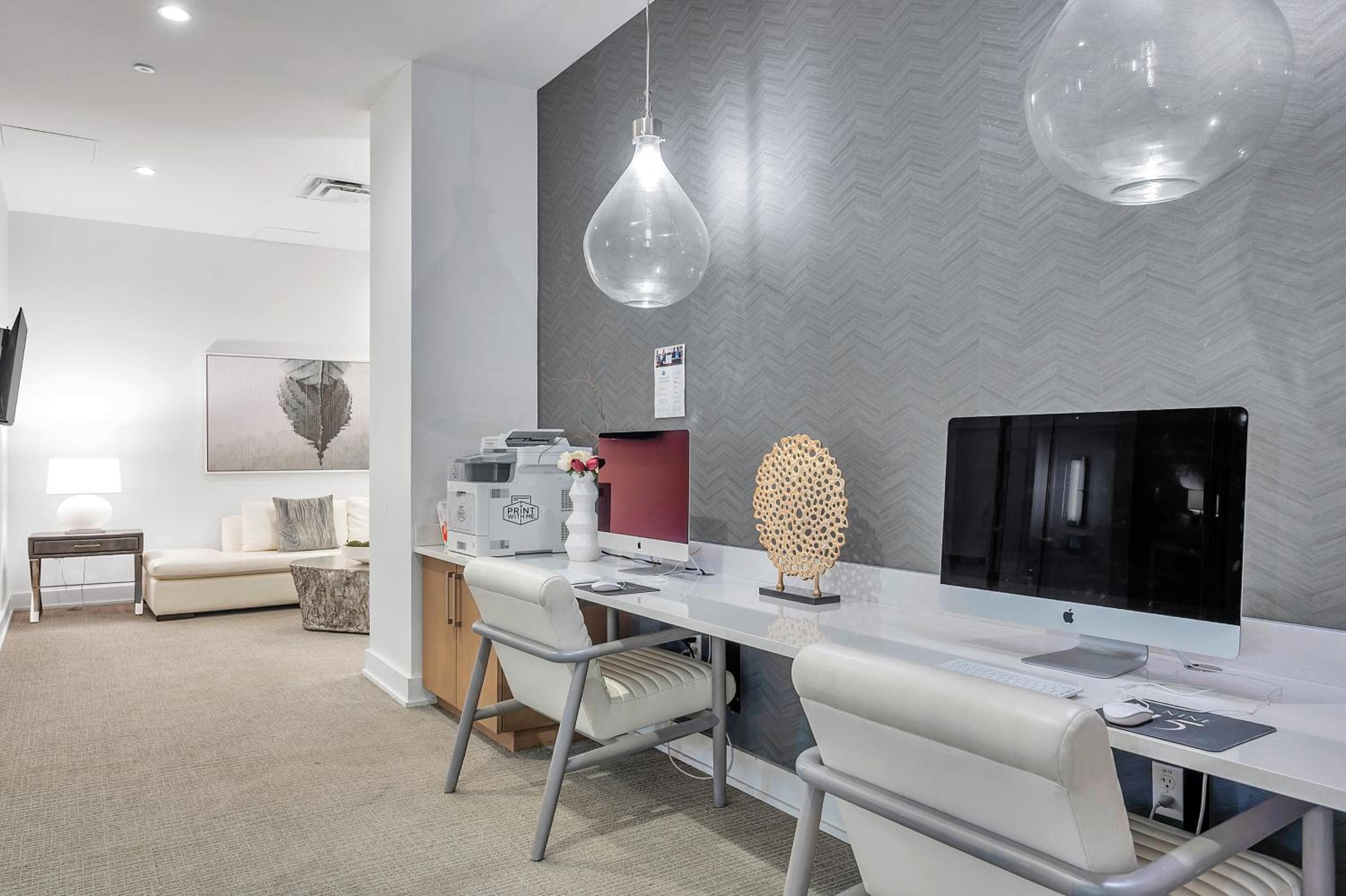 Luxury 1 BR with DEN Downtown Tampa Apt - City Views, Rooftop Pool, Workspace — 27
