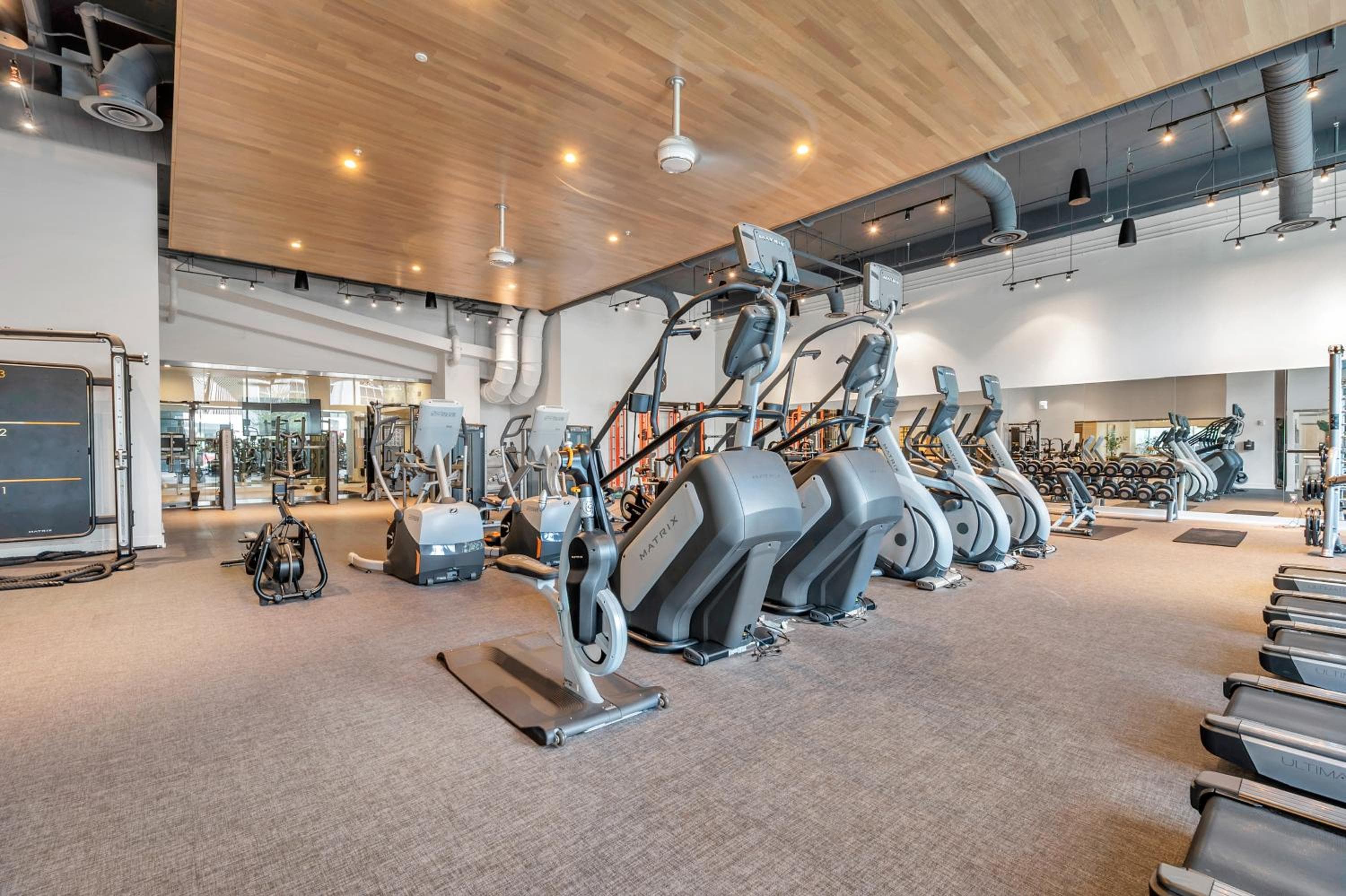 Luxury 1 BR with DEN Downtown Tampa Apt - City Views, Rooftop Pool, Workspace — 10