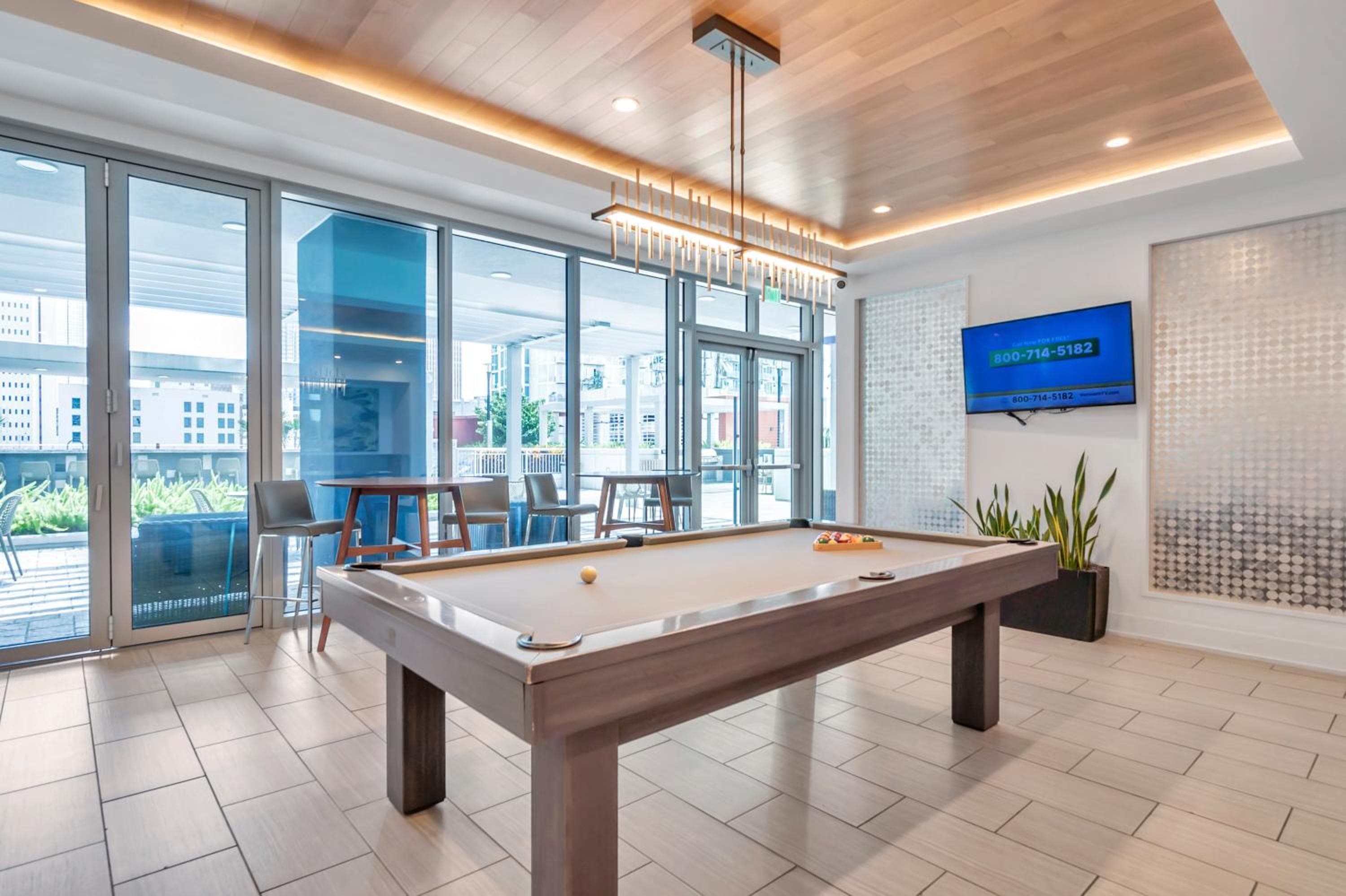 Luxury 1 BR with DEN Downtown Tampa Apt - City Views, Rooftop Pool, Workspace — 16