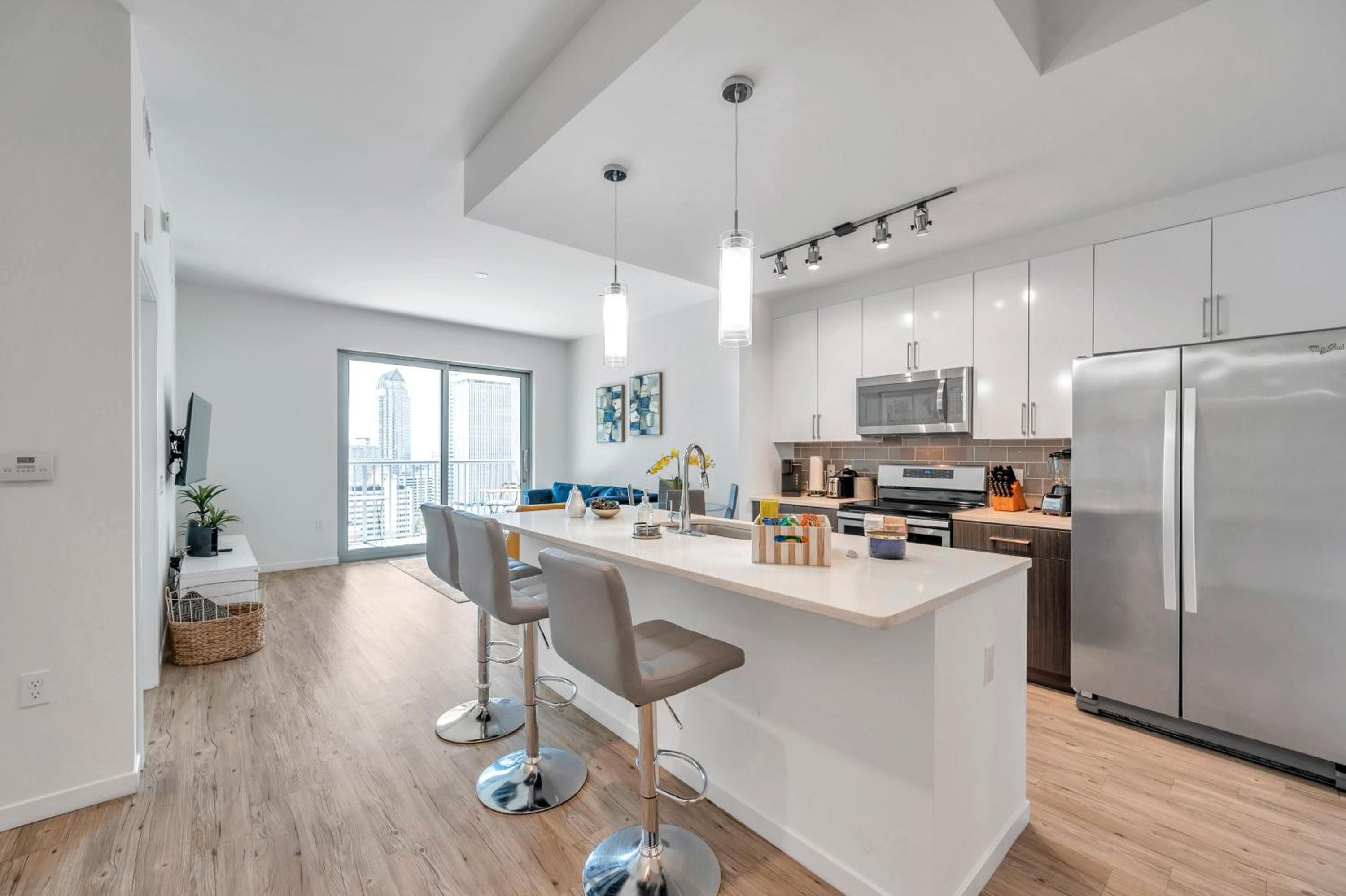 Luxury 1 BR with DEN Downtown Tampa Apt - City Views, Rooftop Pool, Workspace — 21