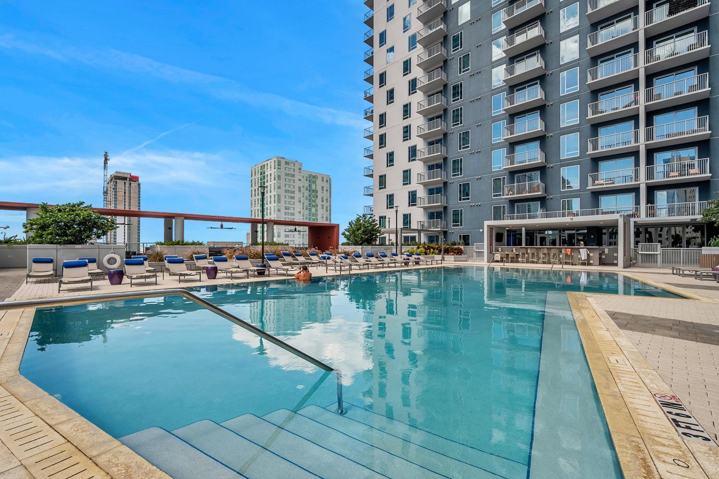 Luxury 1 BR with DEN Downtown Tampa Apt - City Views, Rooftop Pool, Workspace — 11