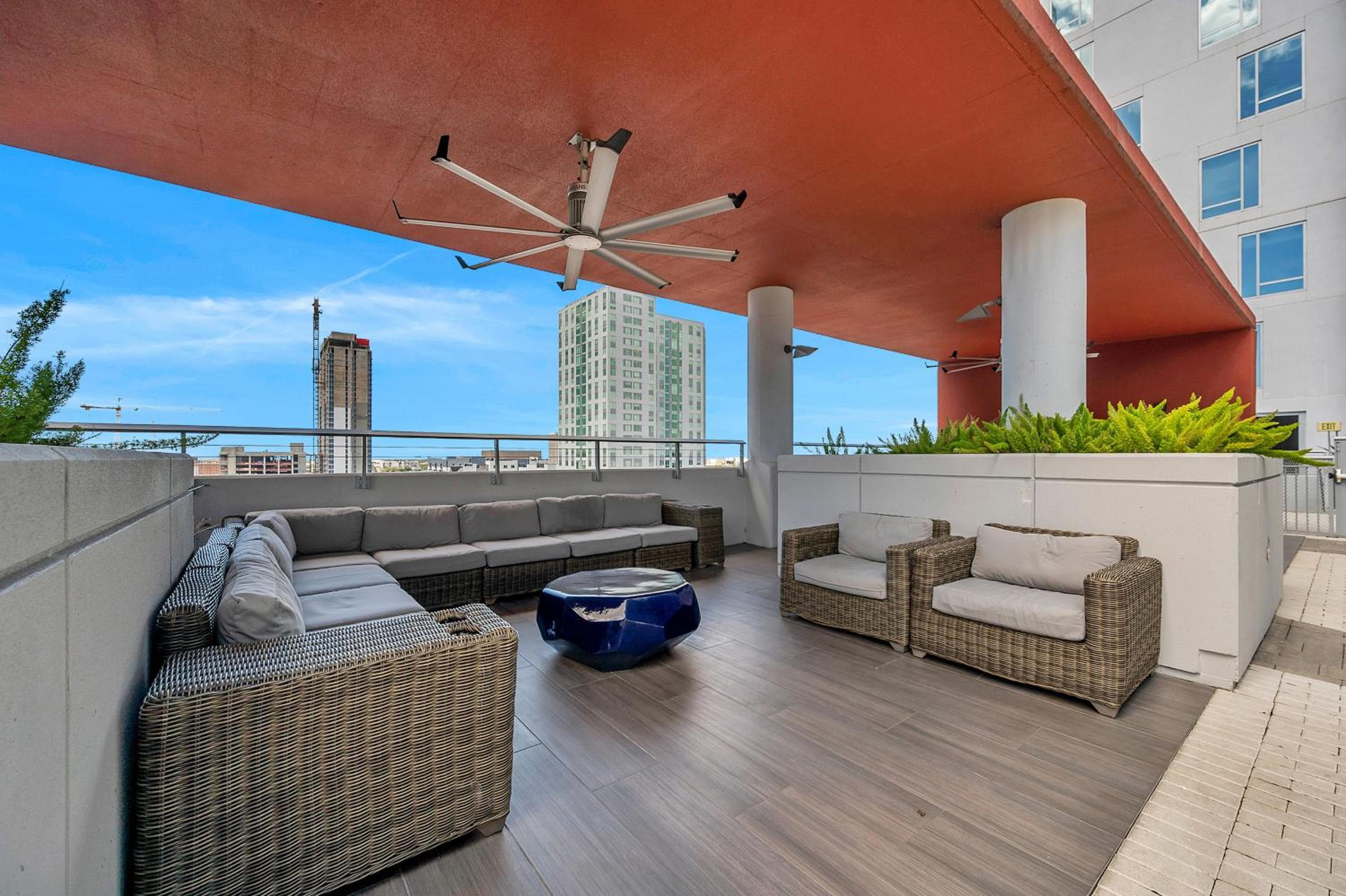 Luxury 1 BR with DEN Downtown Tampa Apt - City Views, Rooftop Pool, Workspace — 2