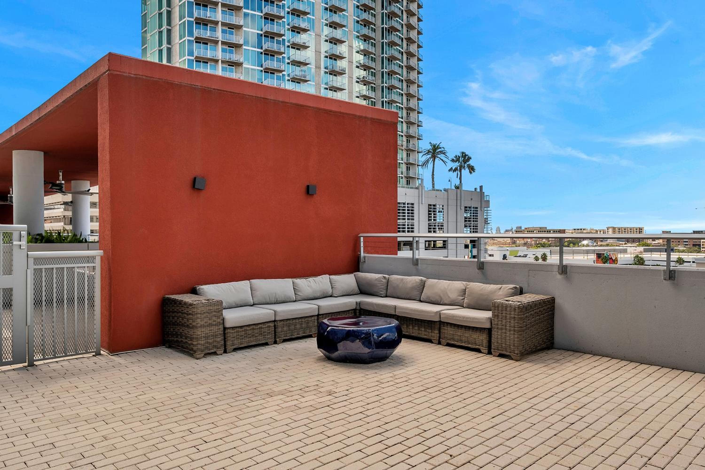 Luxury 1 BR with DEN Downtown Tampa Apt - City Views, Rooftop Pool, Workspace — 3