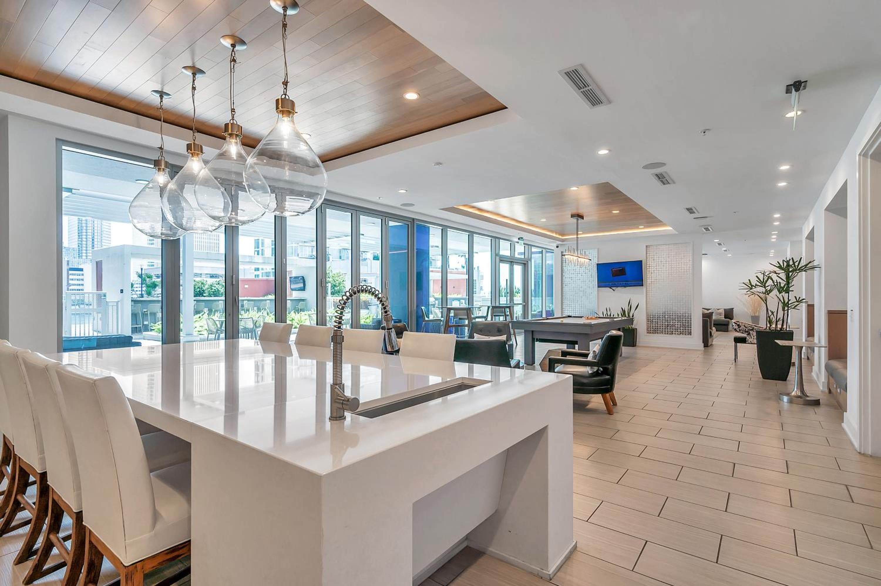 Luxury 1 BR with DEN Downtown Tampa Apt - City Views, Rooftop Pool, Workspace — 15