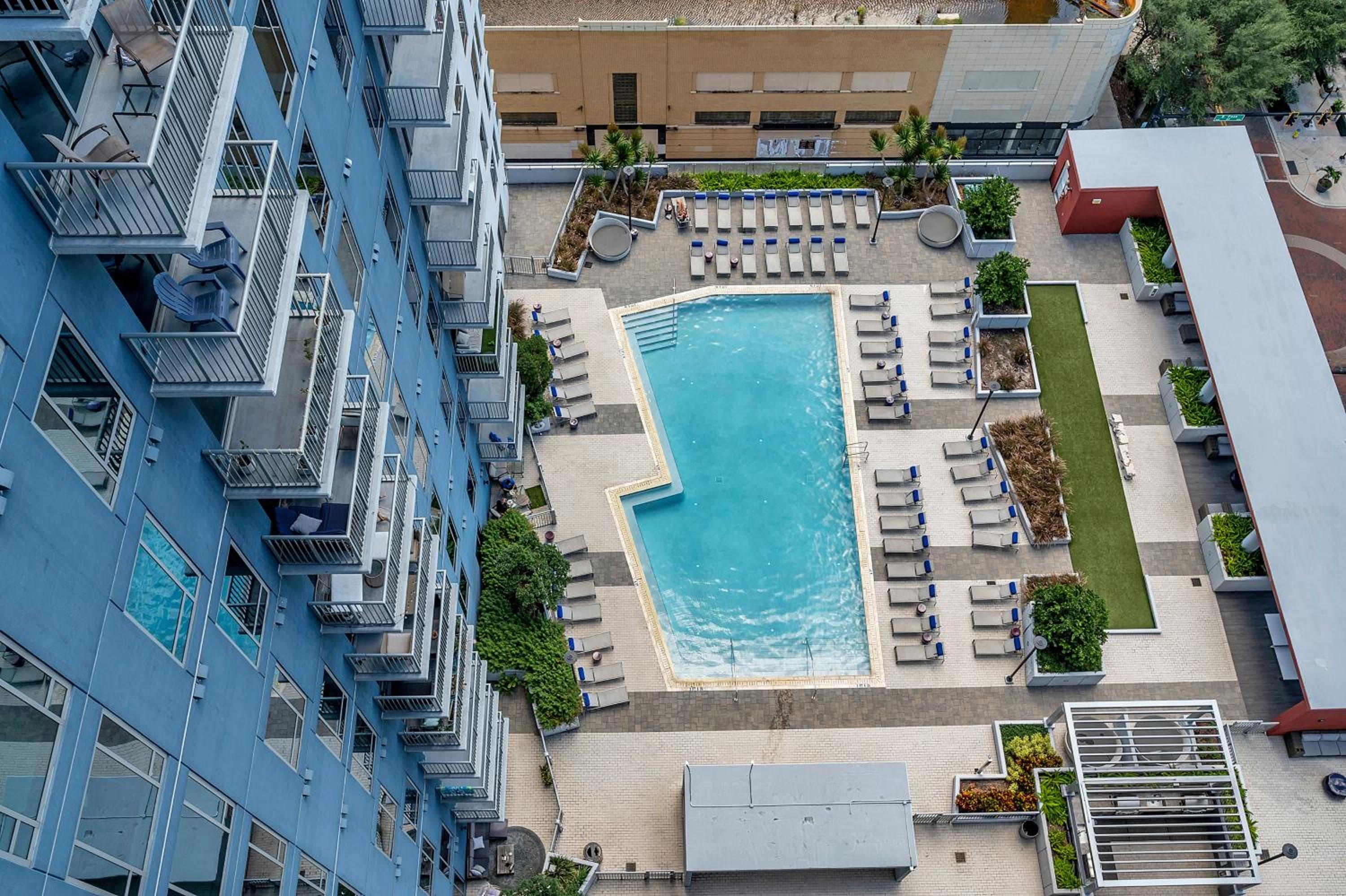 Luxury 1 BR with DEN Downtown Tampa Apt - City Views, Rooftop Pool, Workspace — 13