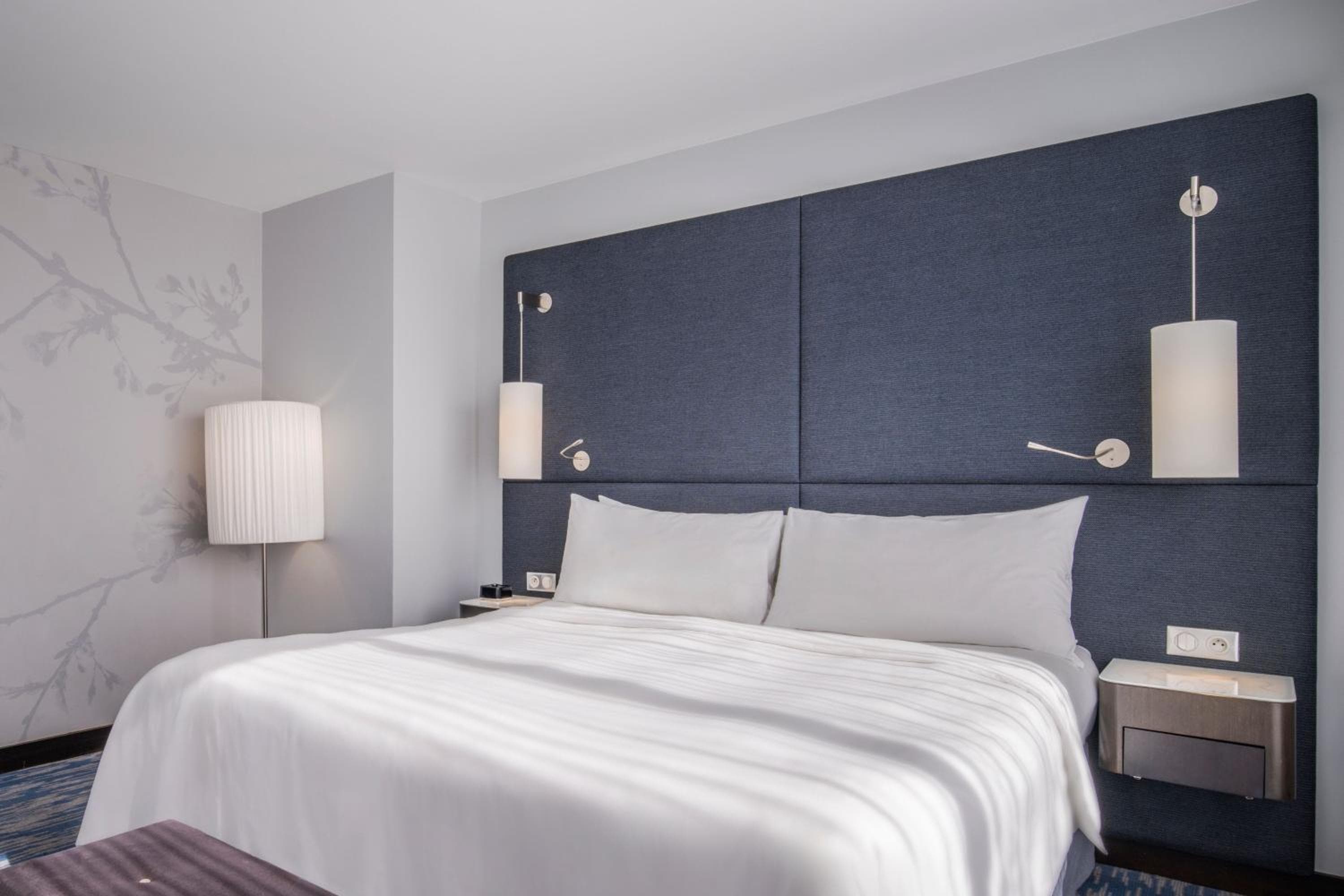 Renaissance Paris Arc de Triomphe Hotel — 16