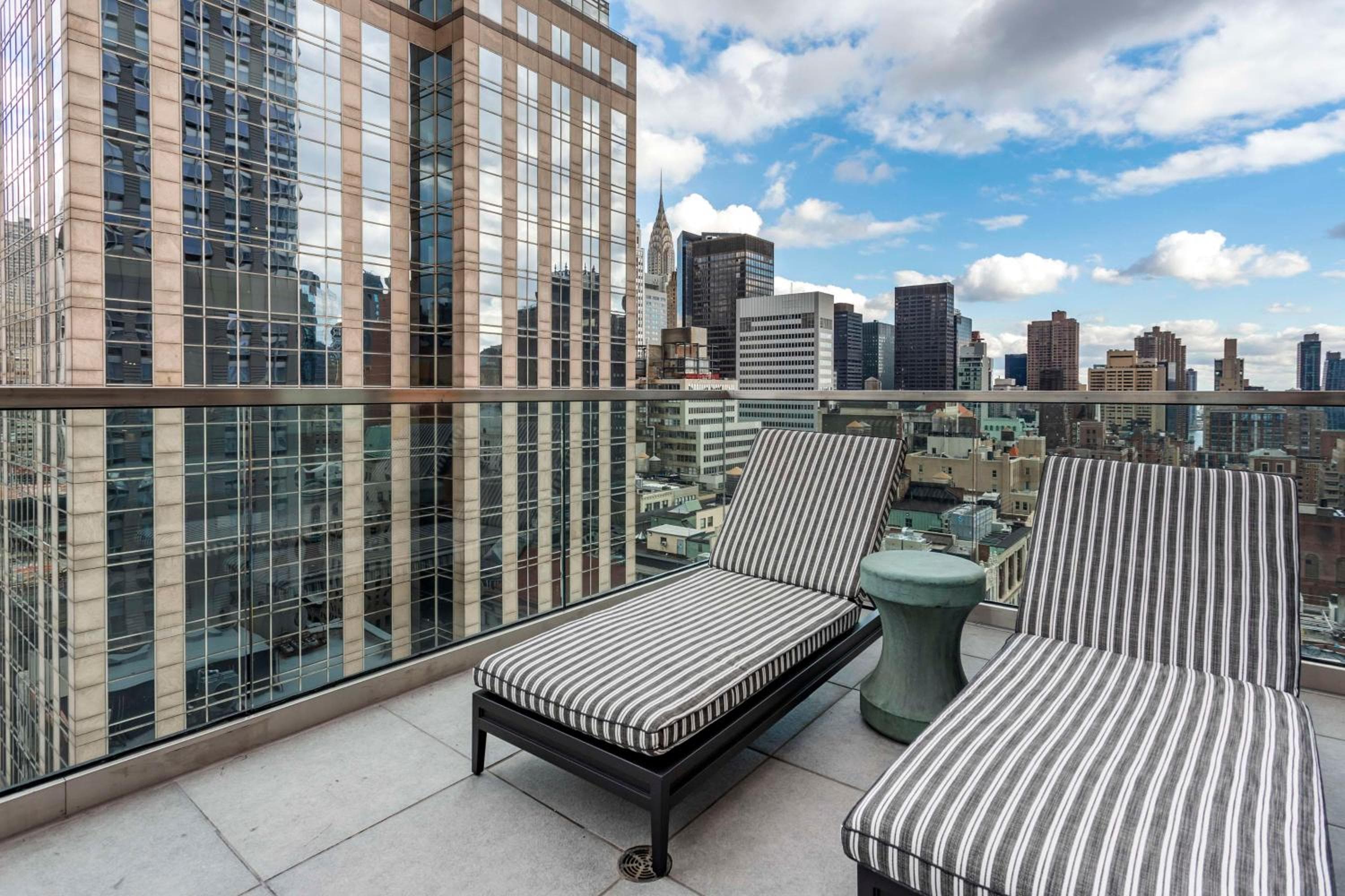 The Draper New York, Collezione di arazzi di Hilton — 12