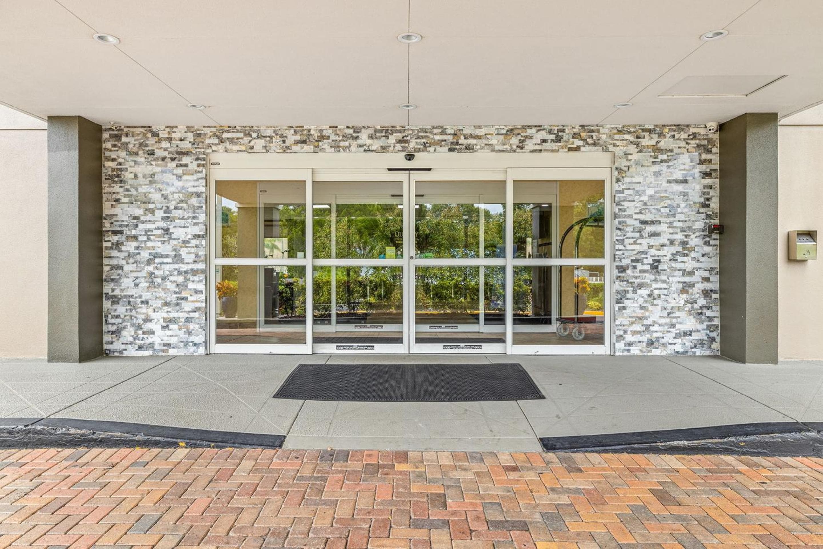 Quality Inn & Suites Tampa near Fairgrounds and Casino — 6