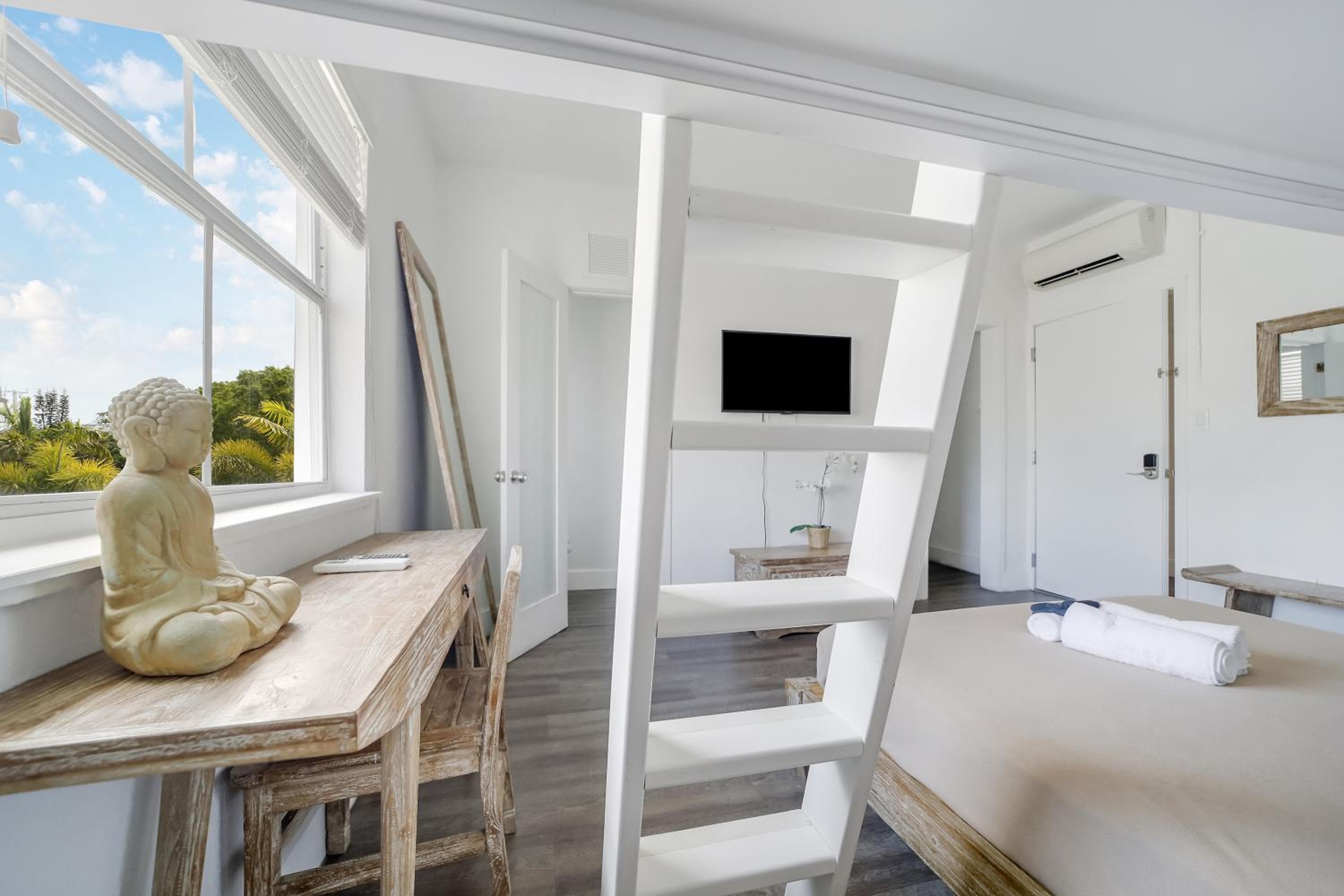 Treehouse Hotel — 15