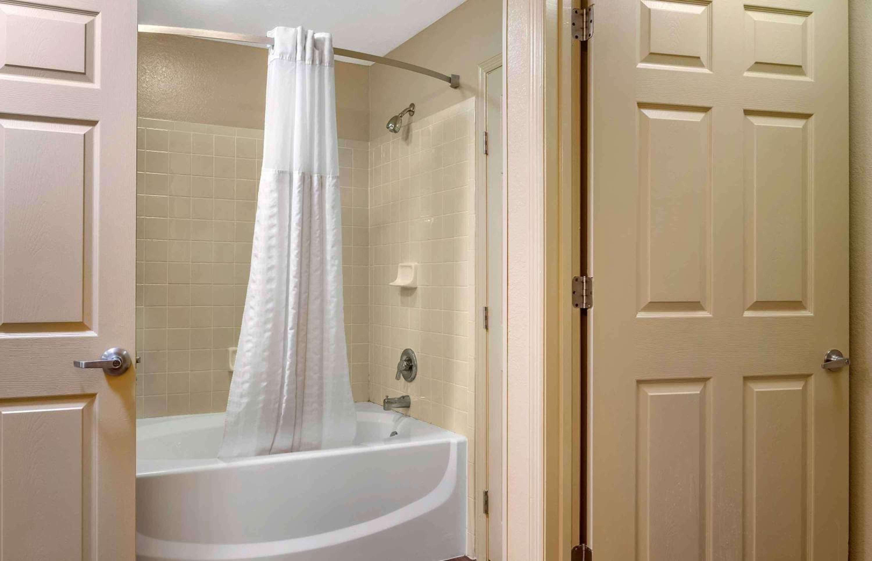 Extended Stay America Suites - Tampa - Airport - N Westshore Blvd — 9