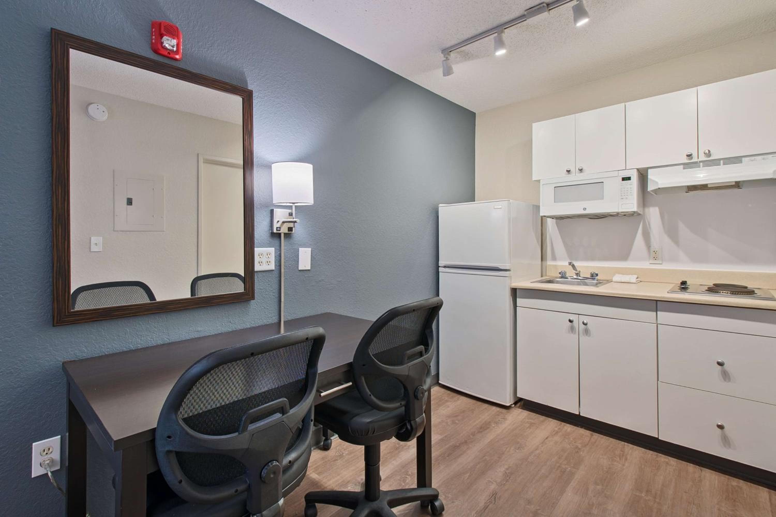 Extended Stay America Suites - Miami - Airport - Blue Lagoon — 17