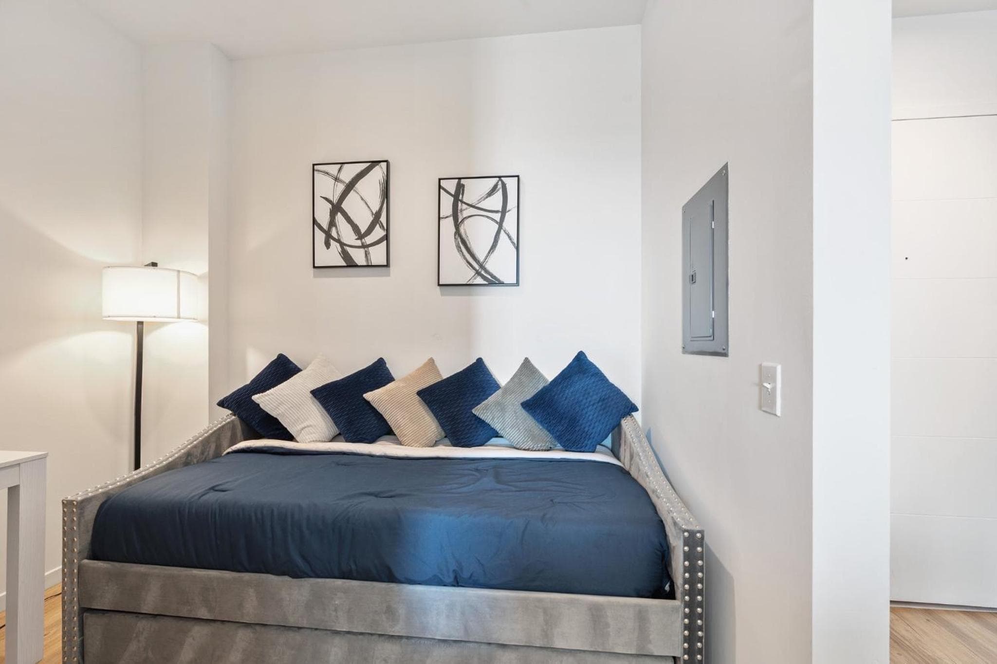 Luxury 1 BR with DEN Downtown Tampa Apt - City Views, Rooftop Pool, Workspace — 30