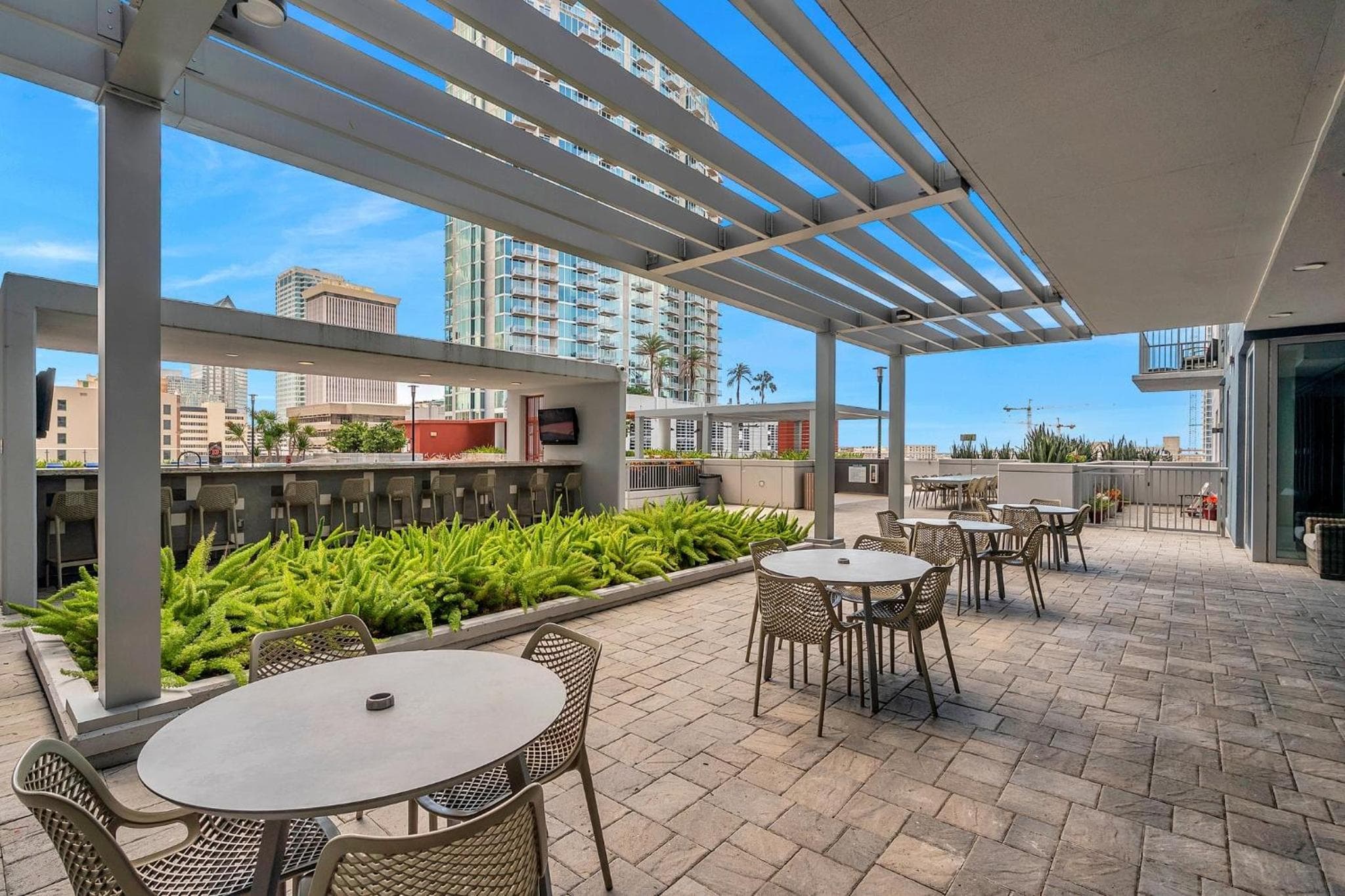 Luxury 1 BR with DEN Downtown Tampa Apt - City Views, Rooftop Pool, Workspace — 2