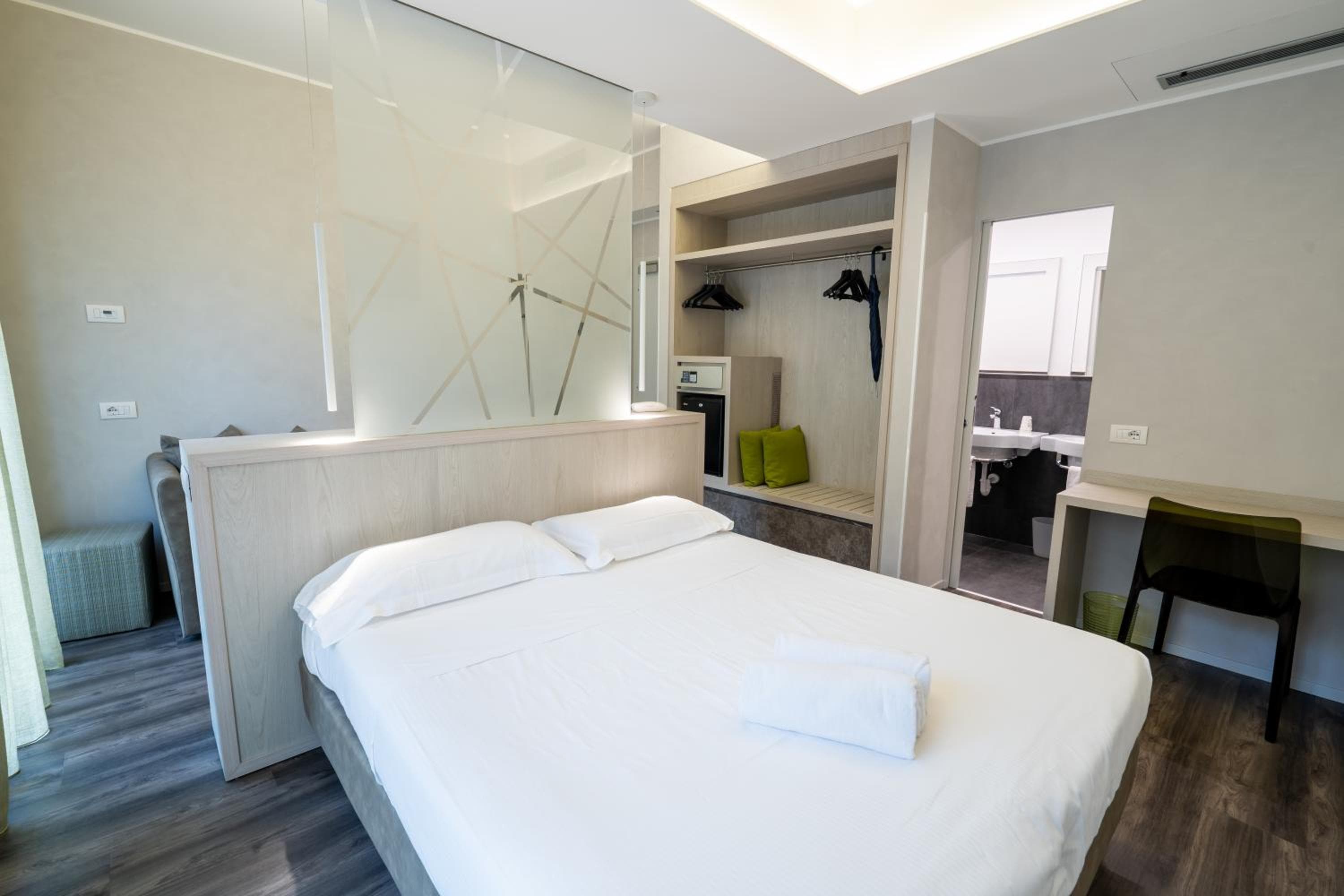 Hotel Des Etrangers — 28