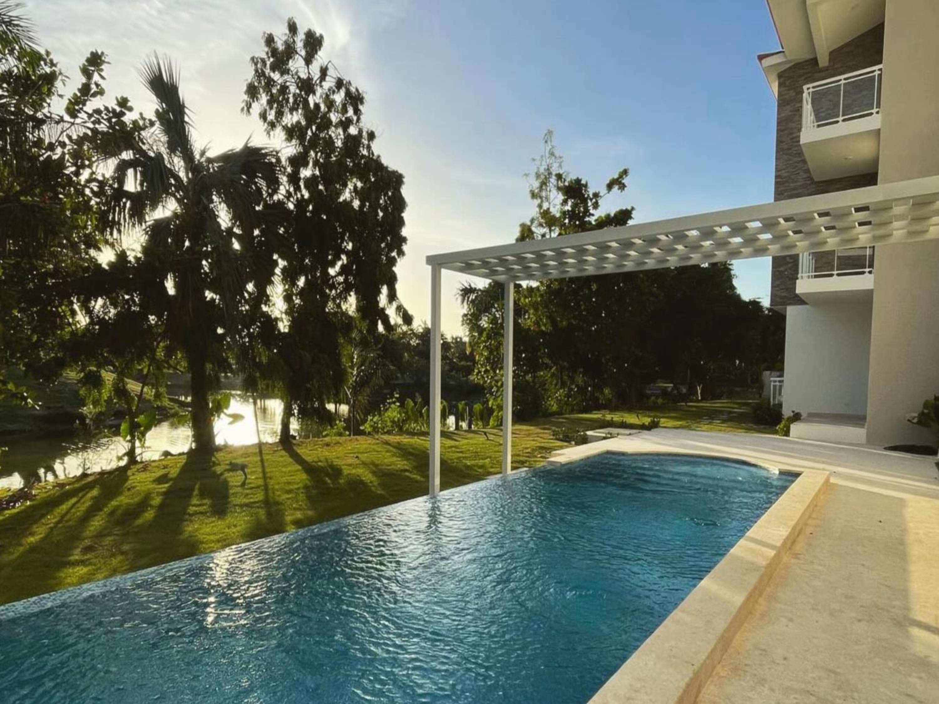 Golf e condominio con vista sul lago vicino alla spiaggia — 7