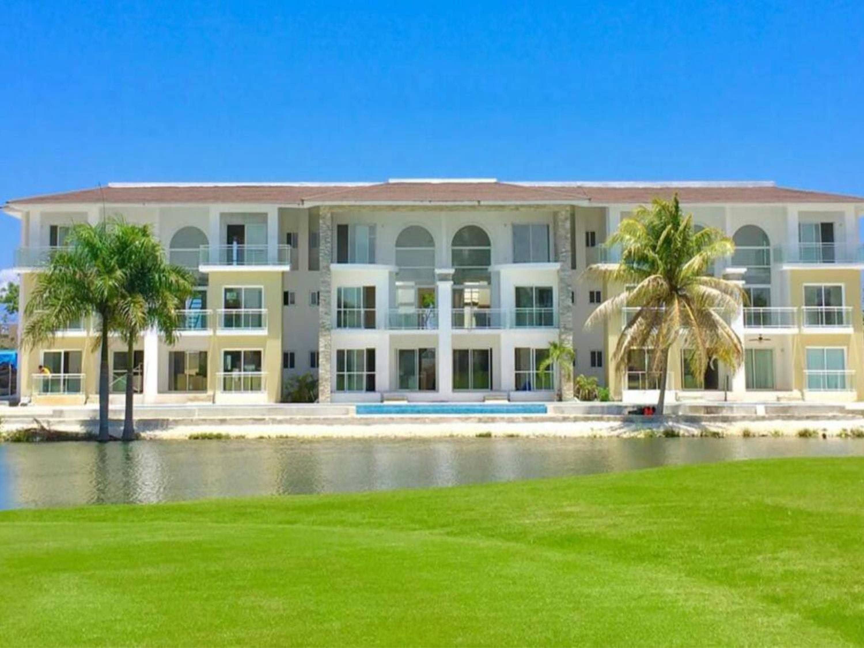 Golf e condominio con vista sul lago vicino alla spiaggia — 12