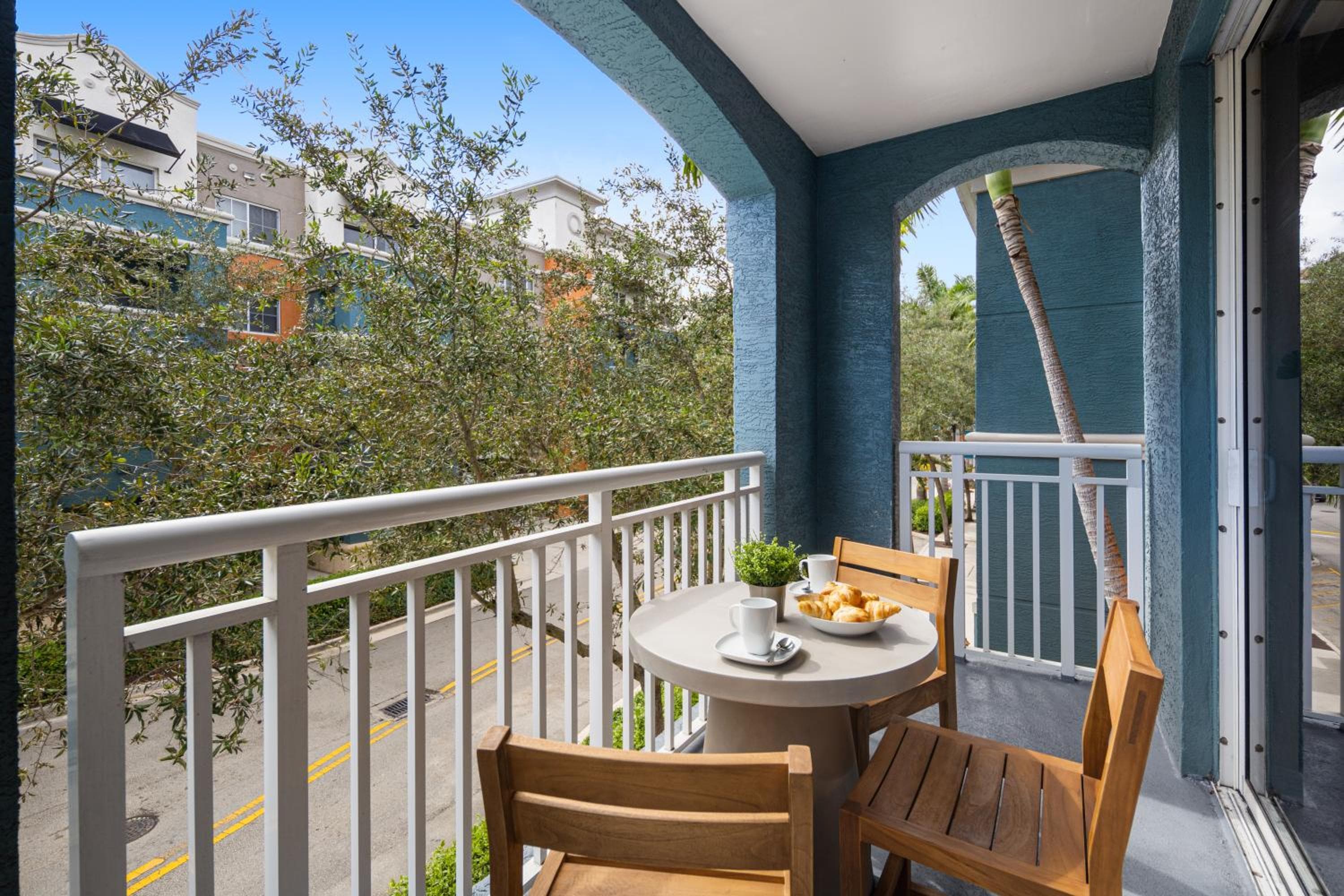 Dharma Home Suites South Miami en Red Road Commons — 2