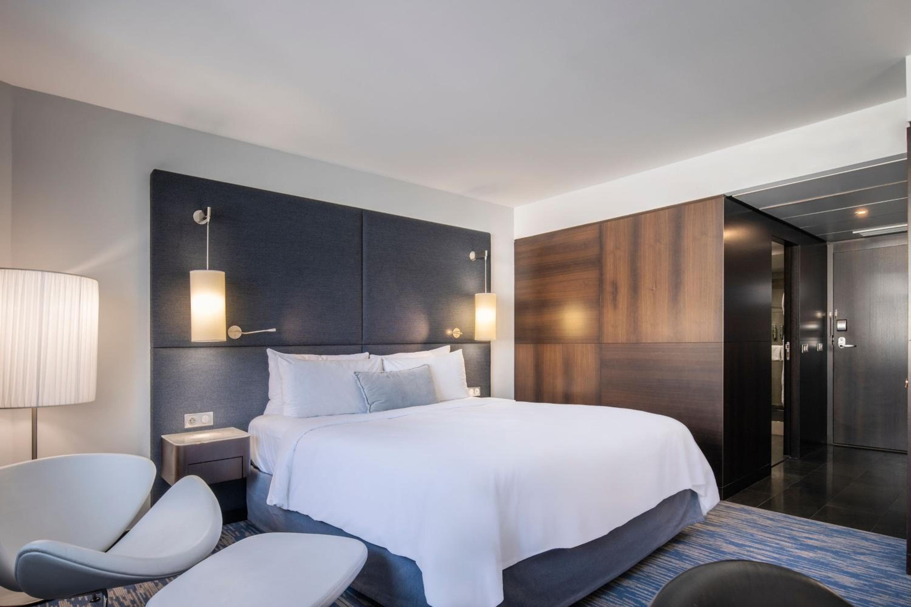 Renaissance Paris Arc de Triomphe Hotel — 13
