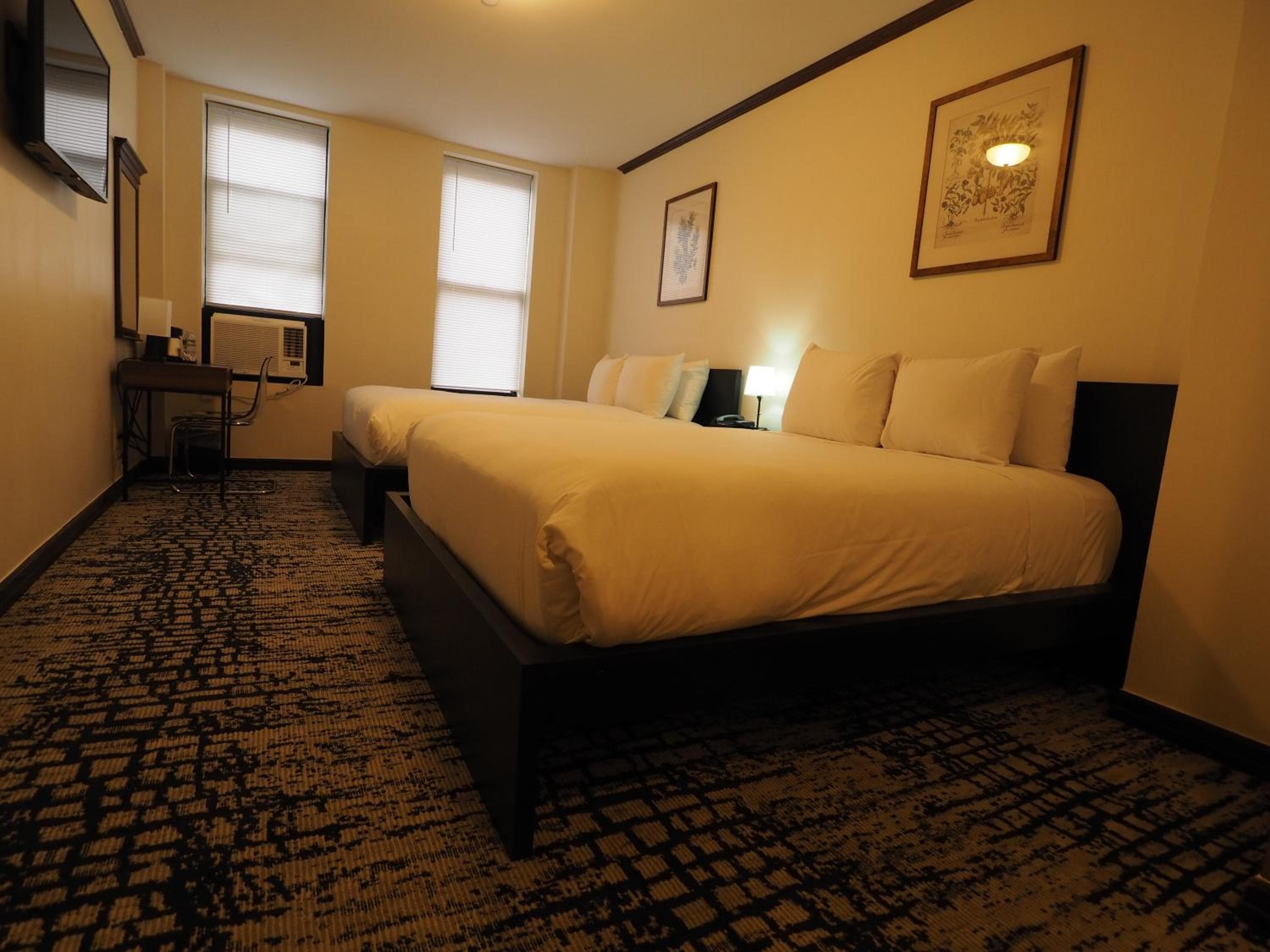 Night Hotel Broadway — 10